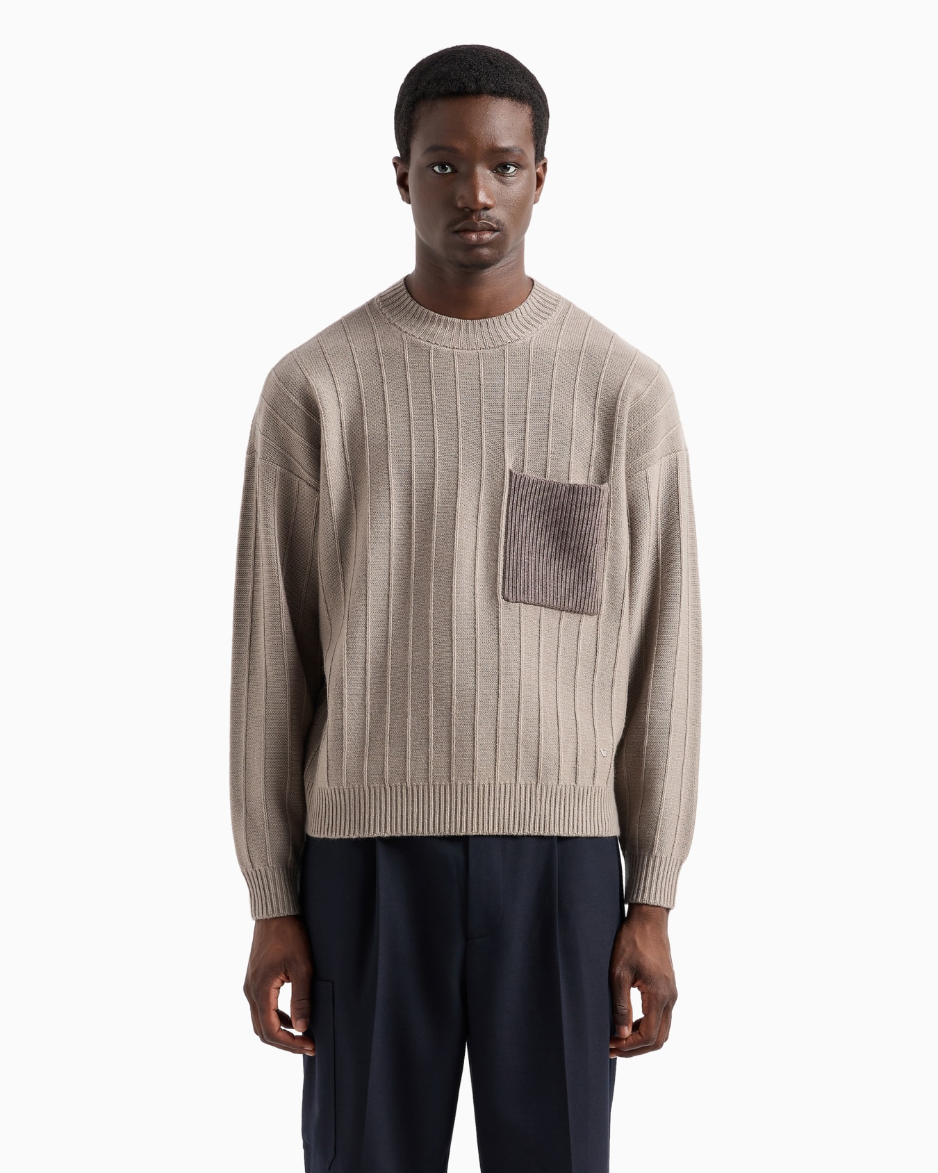 Pullover aus Schurwolle in breiten Rippenmuster mit Tasche Folie 2
