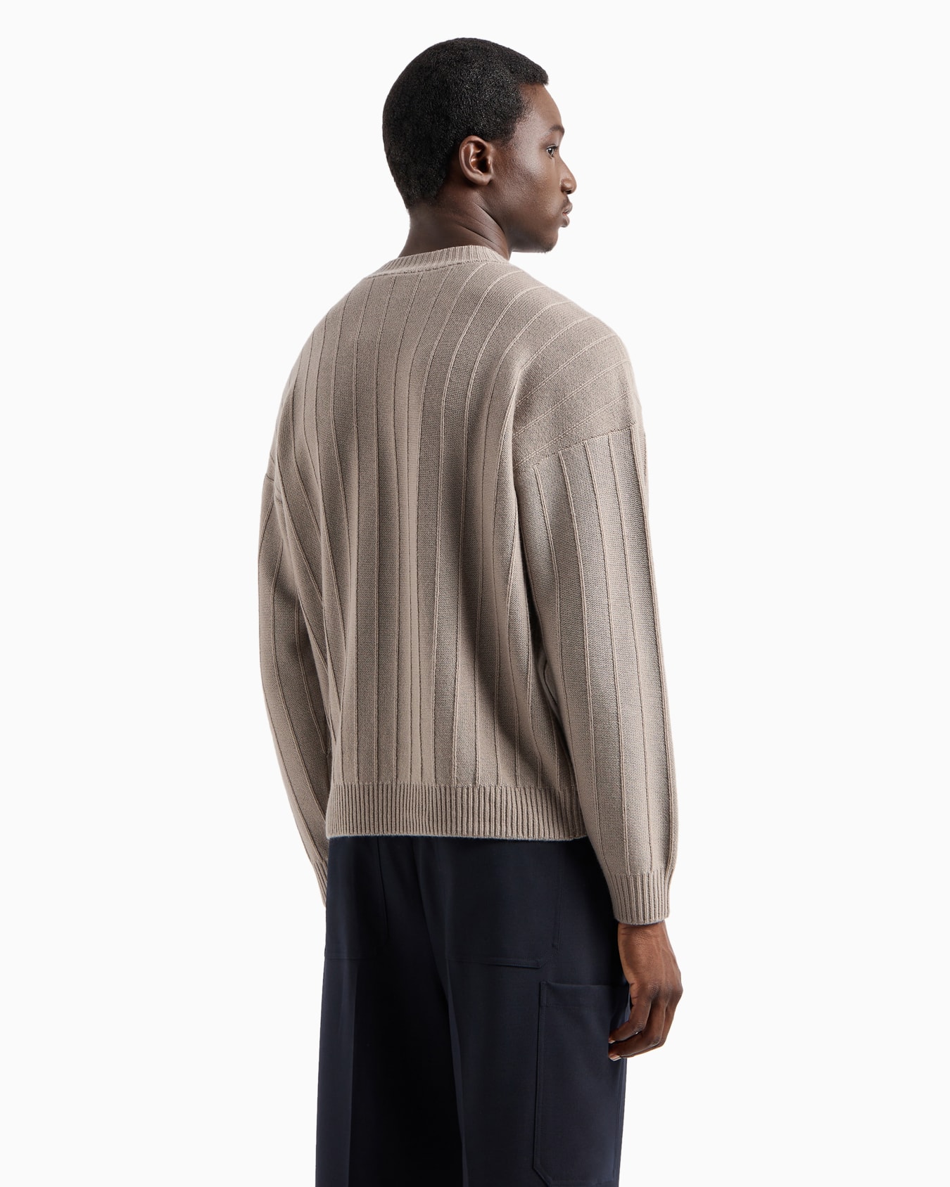 Pullover aus Schurwolle in breiten Rippenmuster mit Tasche Folie 3