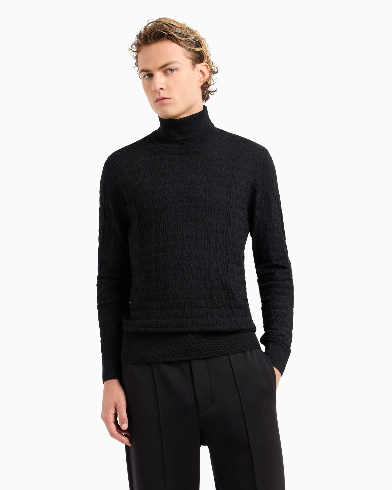 Rollkragenpullover aus Schurwolle mit Allover-Devoré-Schriftzug Folie 2