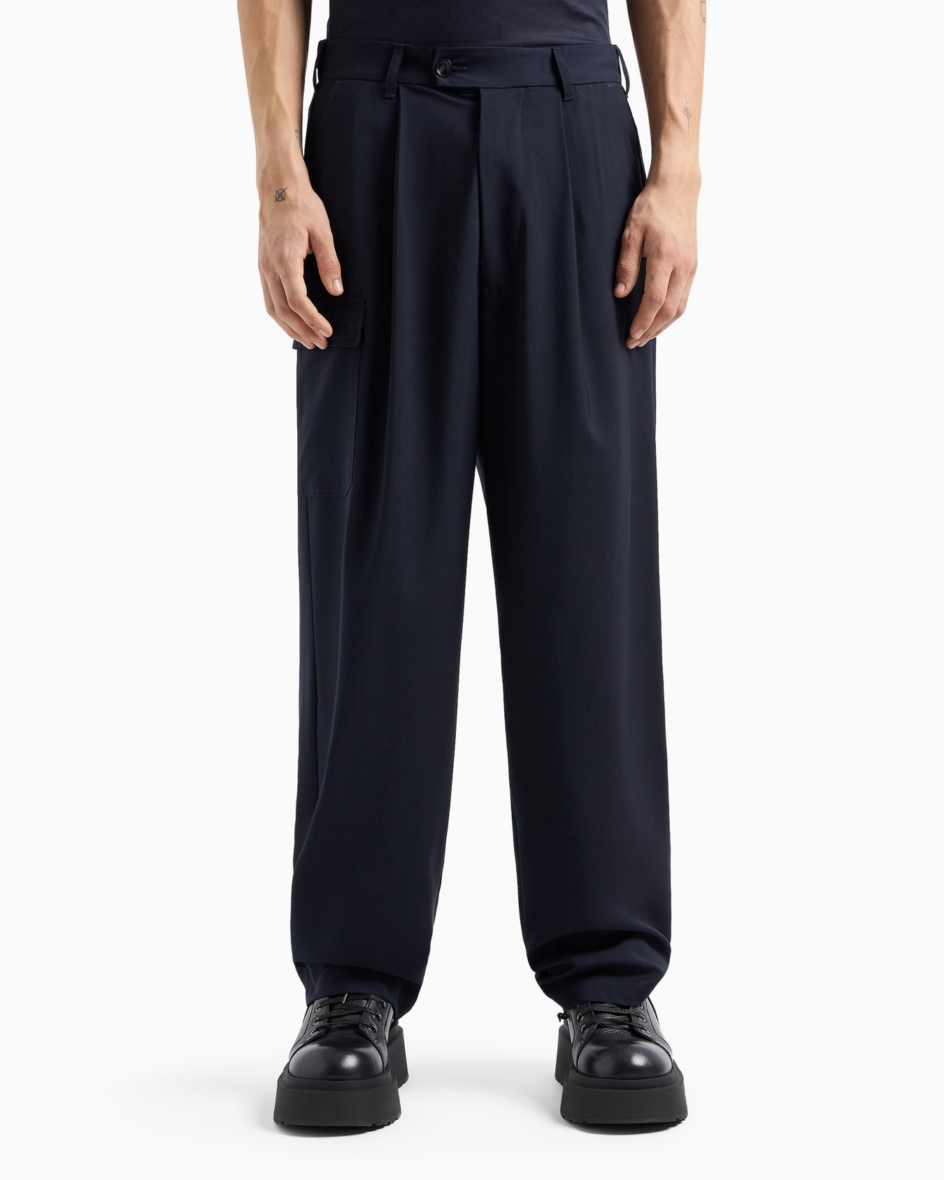 Pantalon avec pinces et poche plaquée en laine froide Diapositive 2