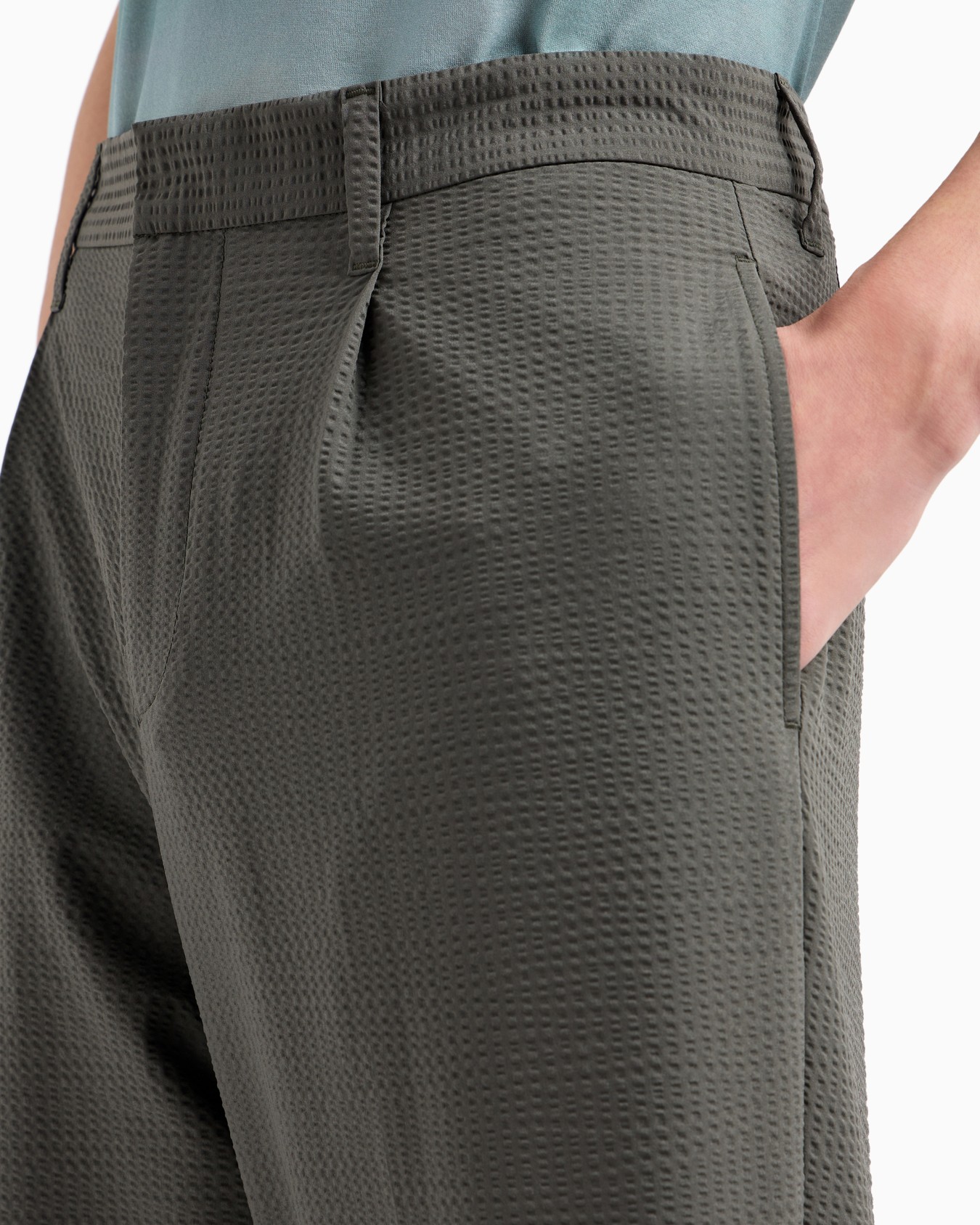 Pleated technical-seersucker fabric chinos Slide 5