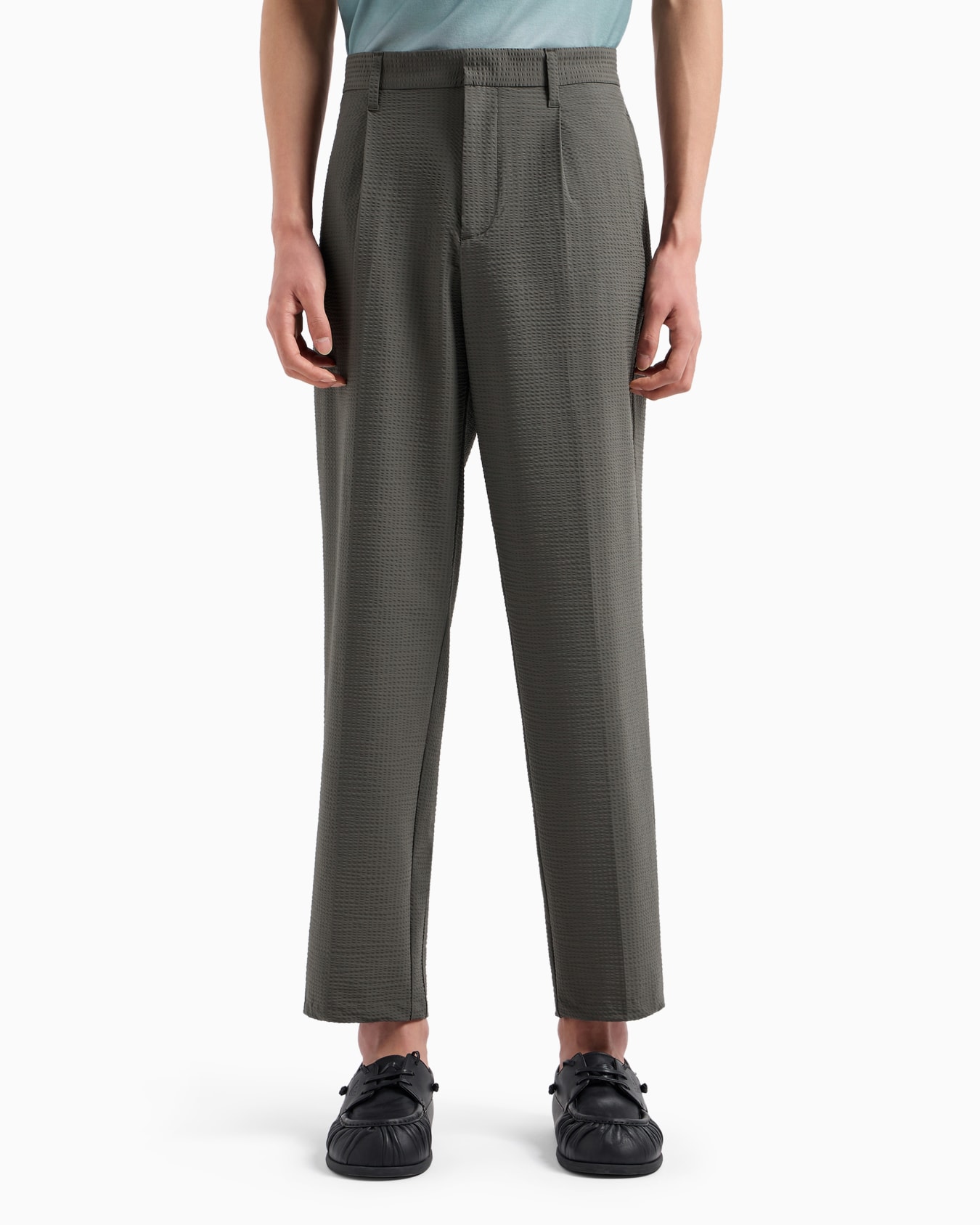 Pleated technical-seersucker fabric chinos Slide 2
