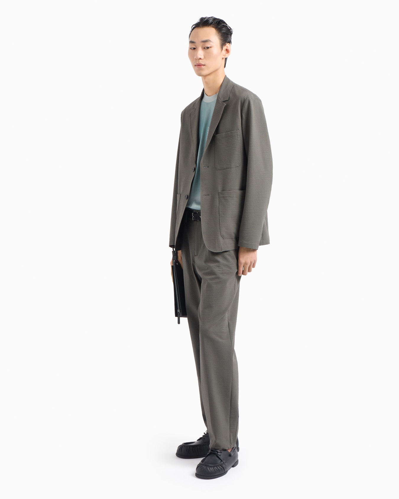 Pleated technical-seersucker fabric chinos Slide 4