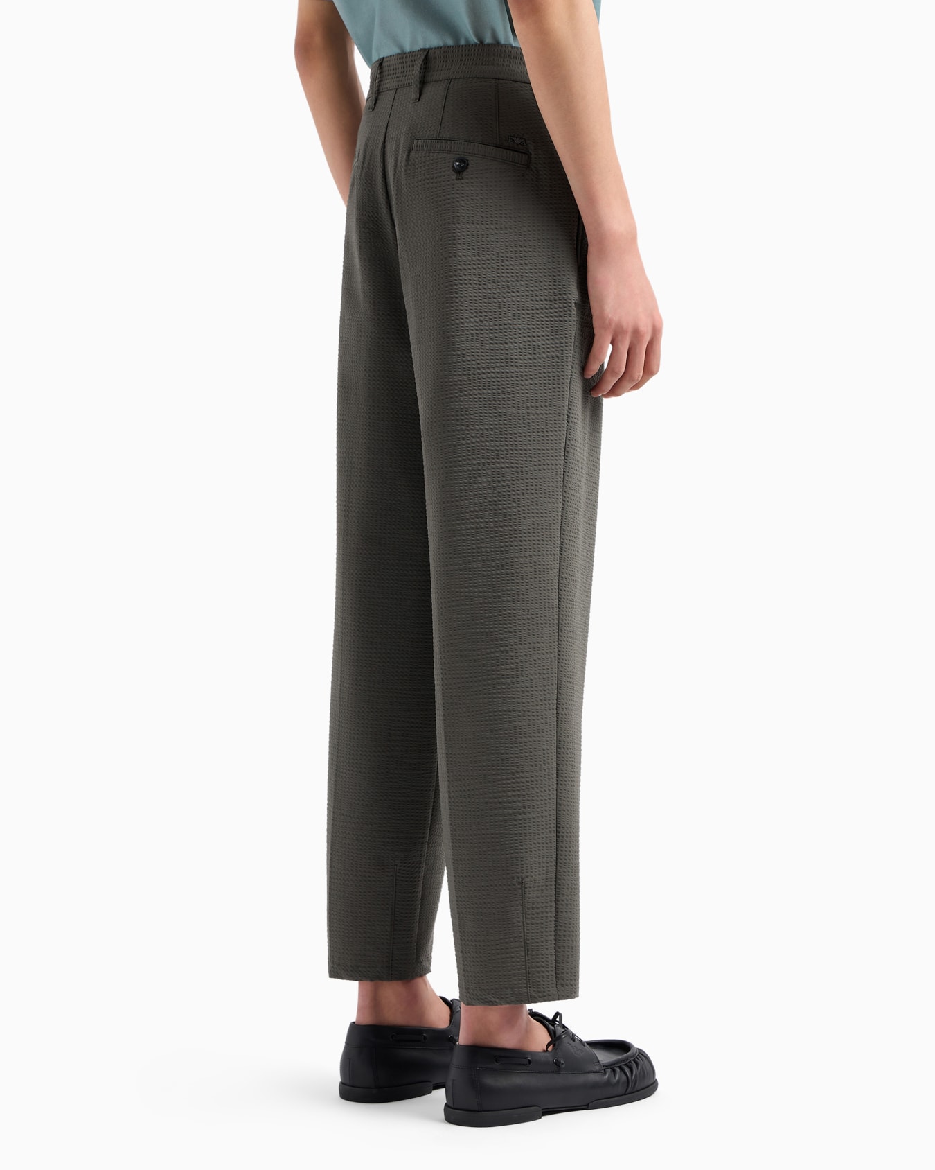 Pleated technical-seersucker fabric chinos Slide 3