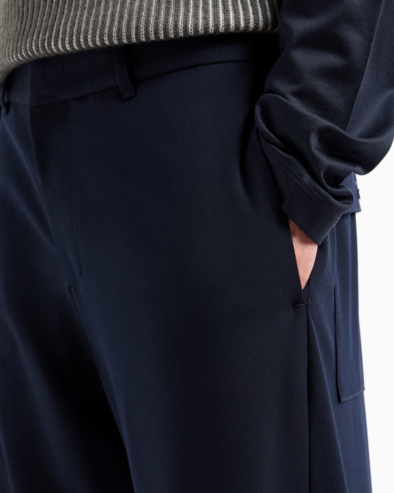 Pantaloni a gamba ampia in tessuto compatto con finish laniero Slide 5