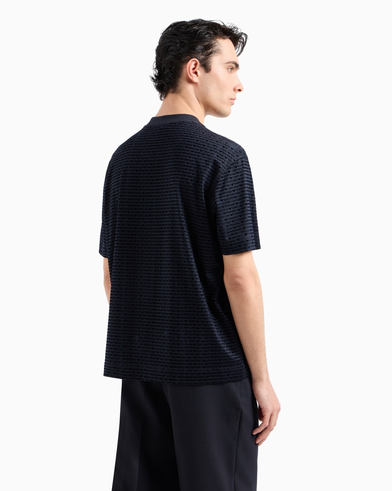 Camiseta en punto de mezcla de lyocell con inscripción flocada integral  Diapositiva 2