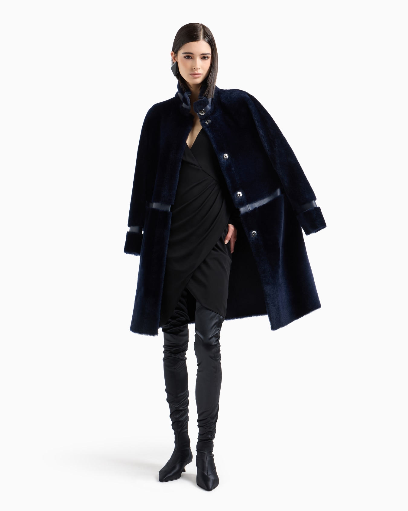 Crepe-look stretch interlock jersey dress with cross-over neckline and draping Diapositiva 3