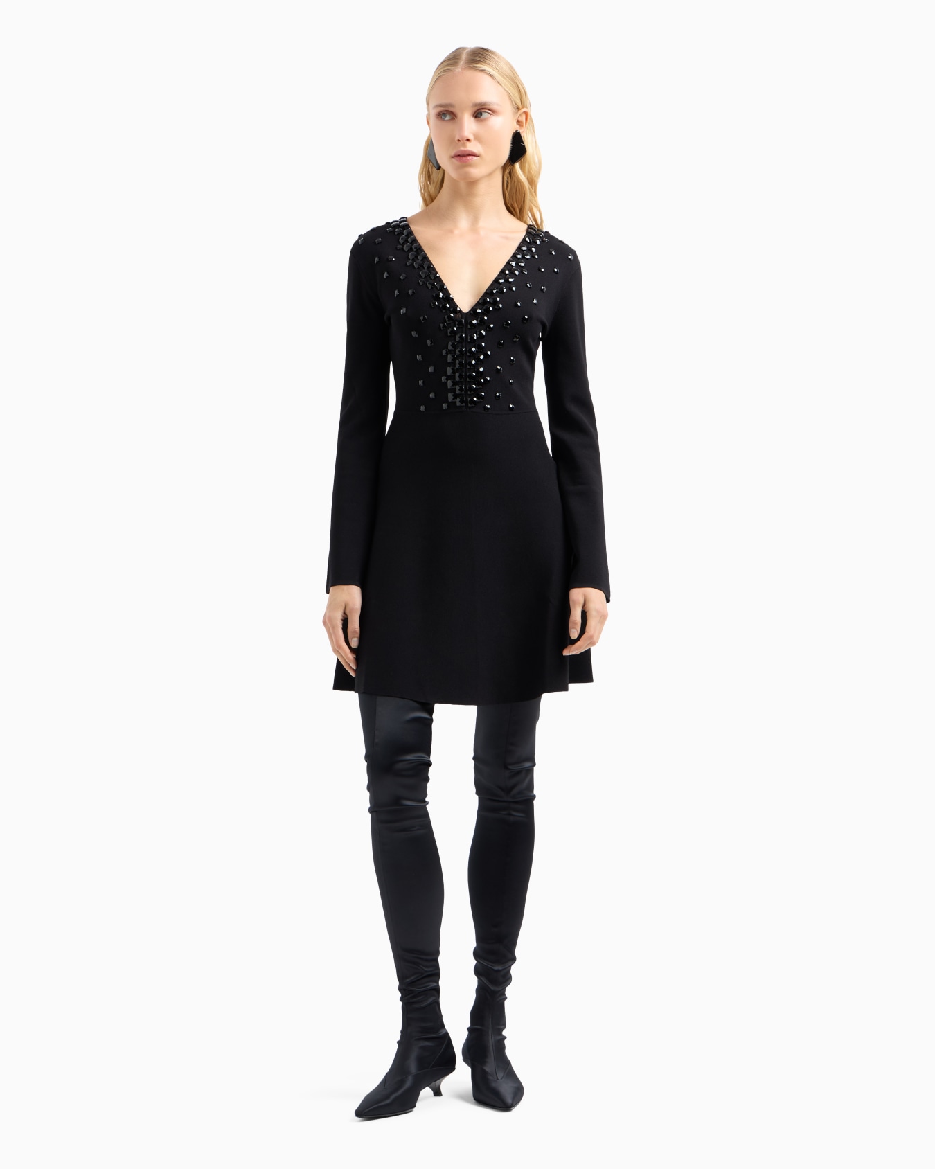 Vestido con escote de pico en punto milano con piedras cabujón Diapositiva 1