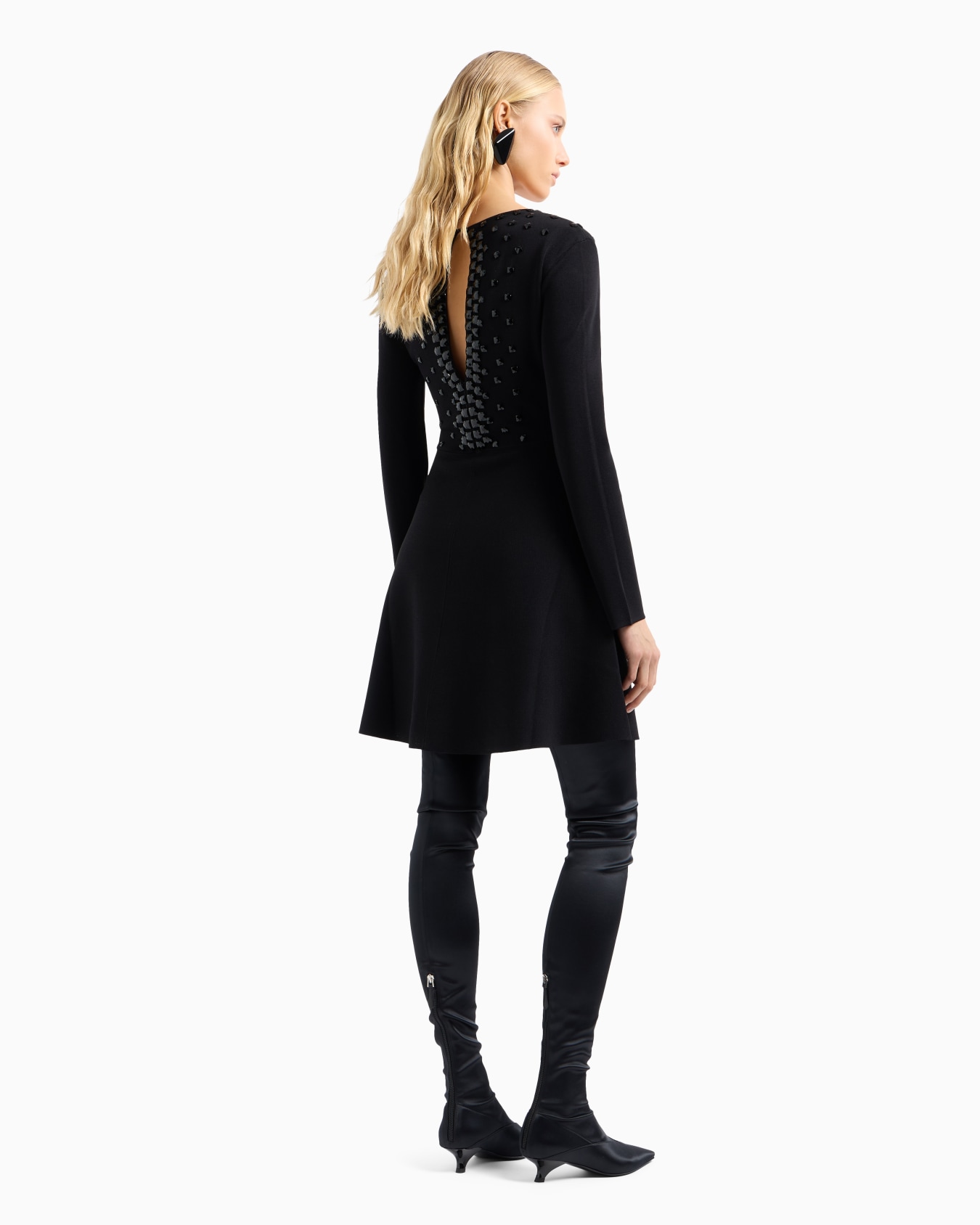 Vestido con escote de pico en punto milano con piedras cabujón Diapositiva 2