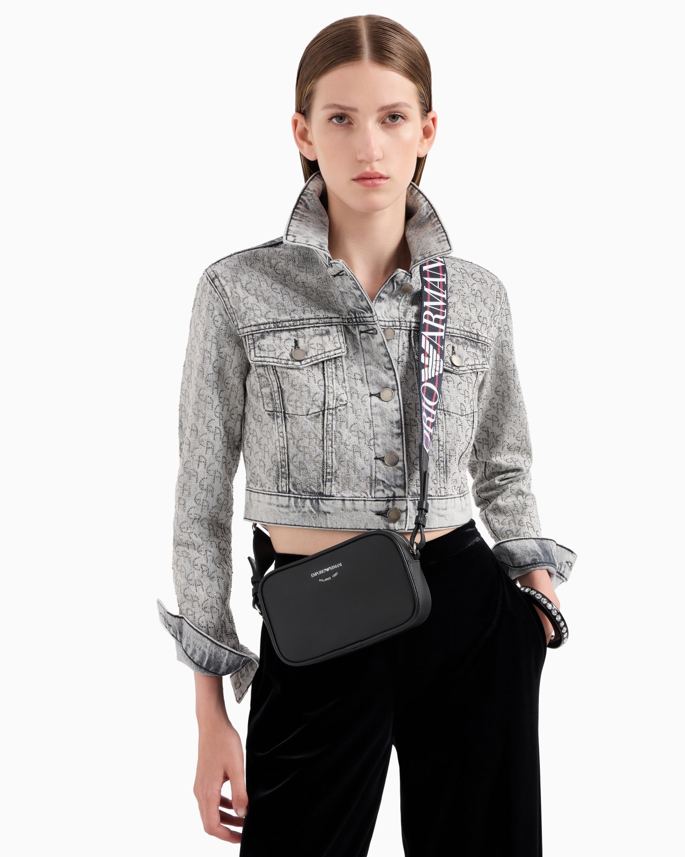 Cropped-Jacke aus Denim 12,5 oz mit Allover-Strass-Logo Folie 5