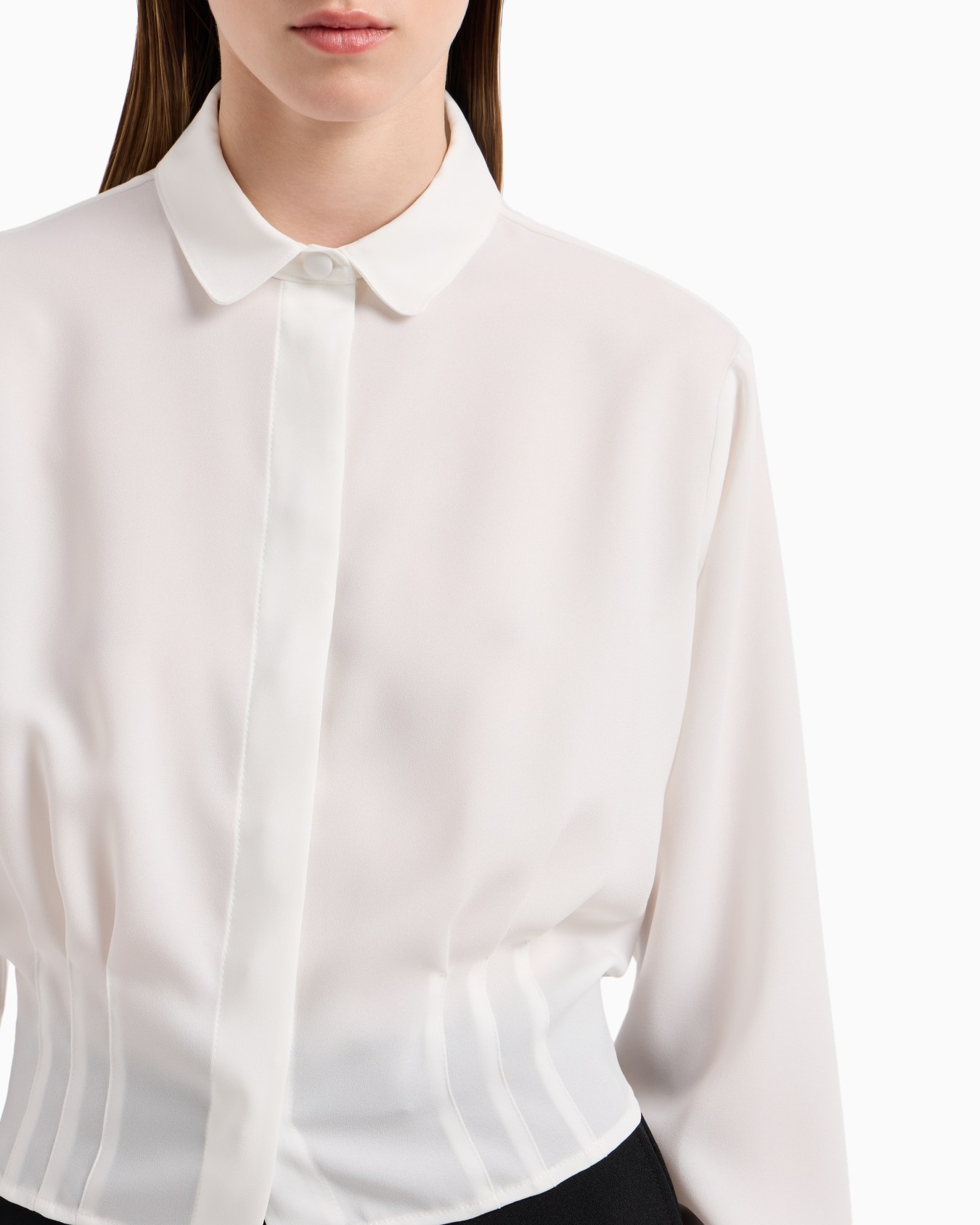 Camisa cropped en tejido crepé reciclado con martingala ASV Diapositiva 4