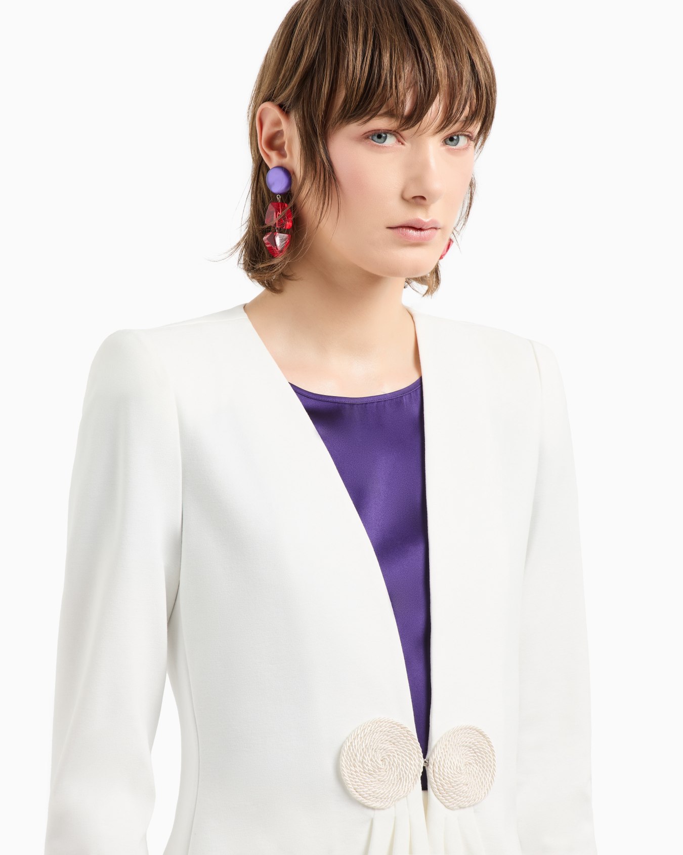 Veste à col en V en tissu stretch point Milano avec écusson en cordonnet Diapositive 4