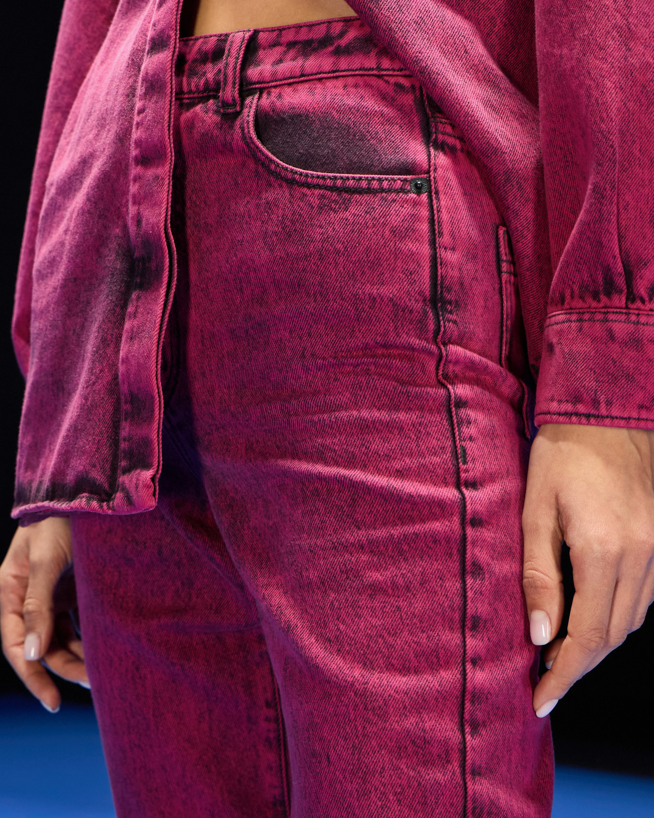 Jeans aus der Black Blue ASV-Sonderkollektion, gefertigt aus überfärbtem Bio-Denim Folie 5