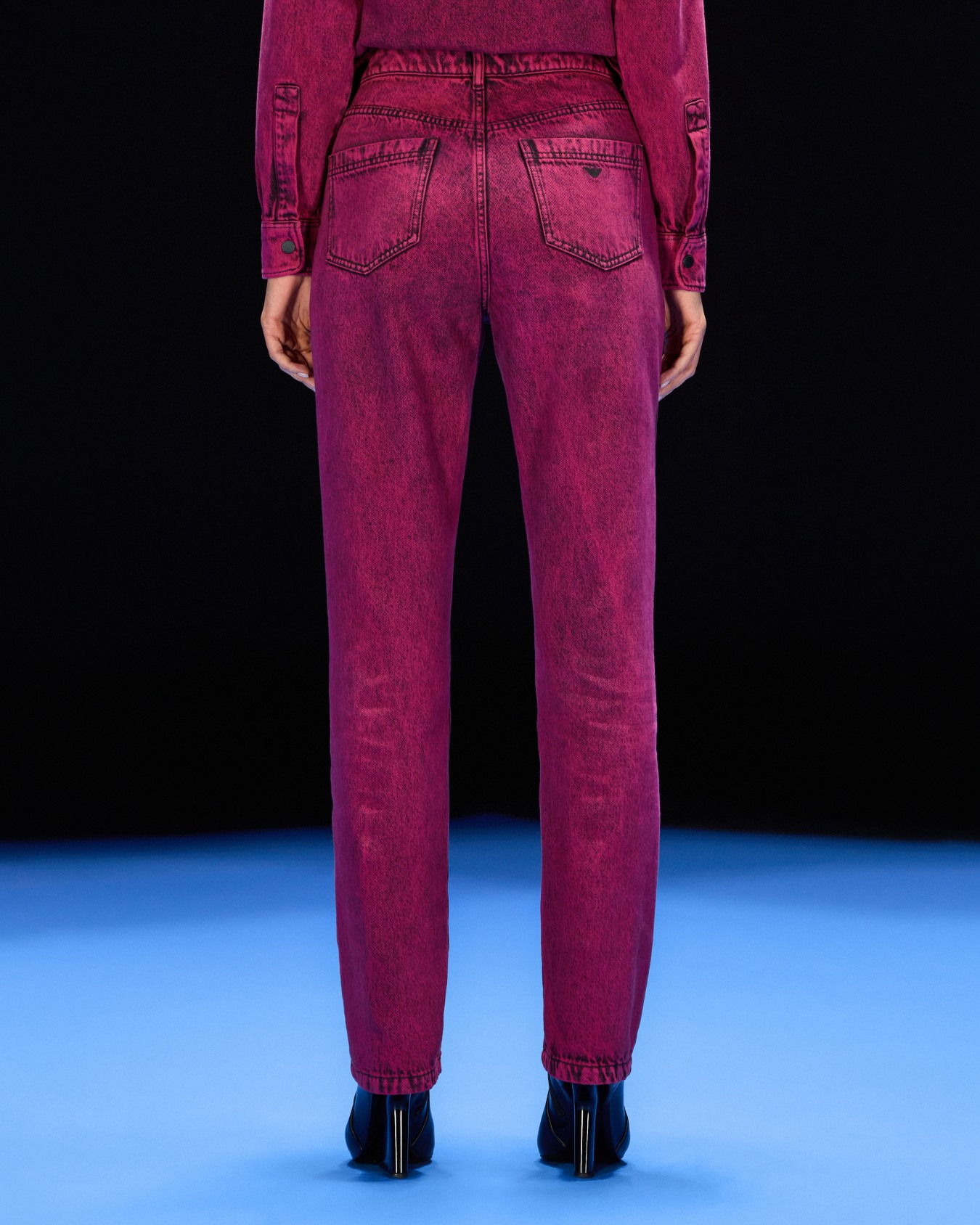 Jeans aus der Black Blue ASV-Sonderkollektion, gefertigt aus überfärbtem Bio-Denim Folie 3