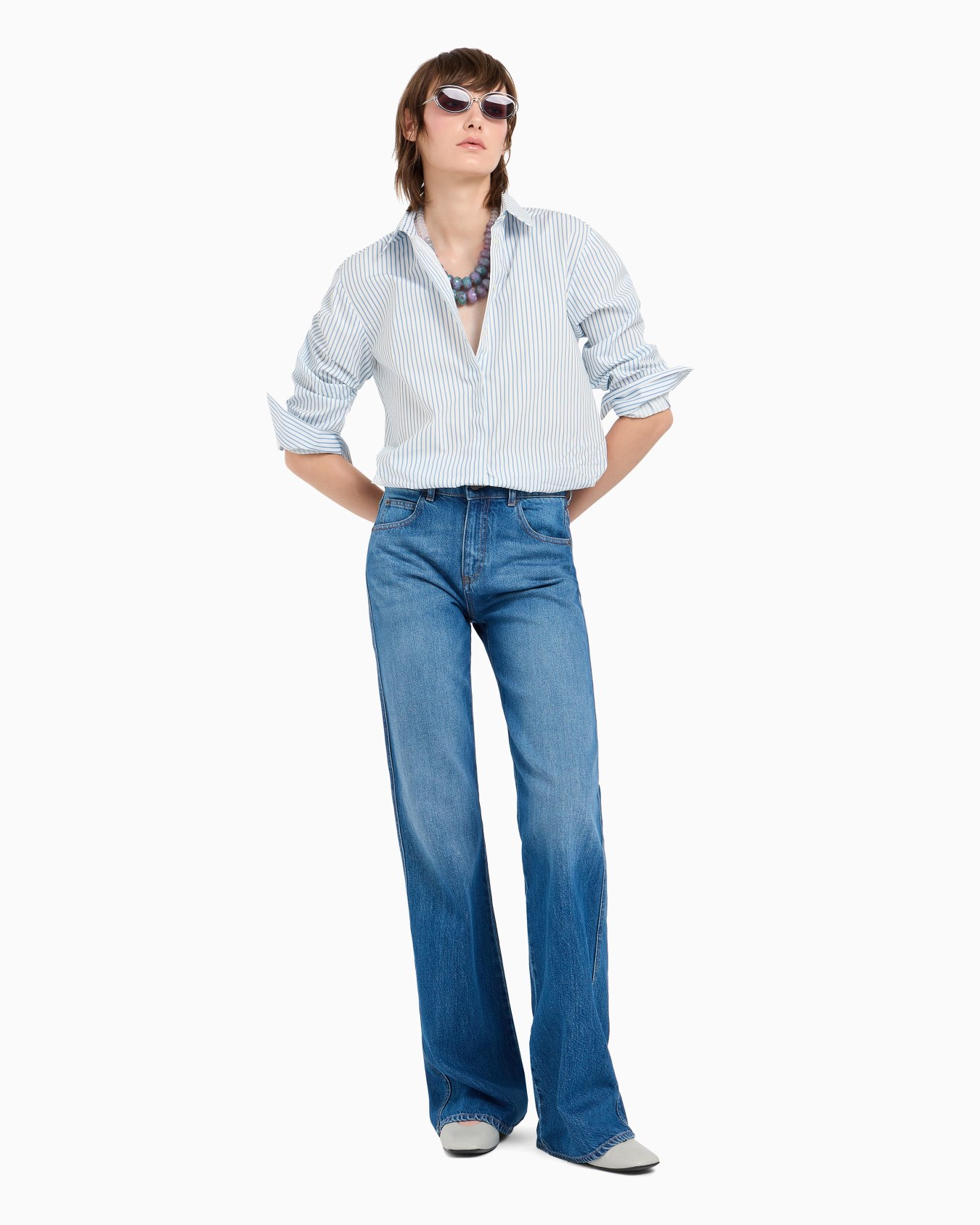 J9D mid-rise jeans with a flared hem in vintage-look denim Slide 3