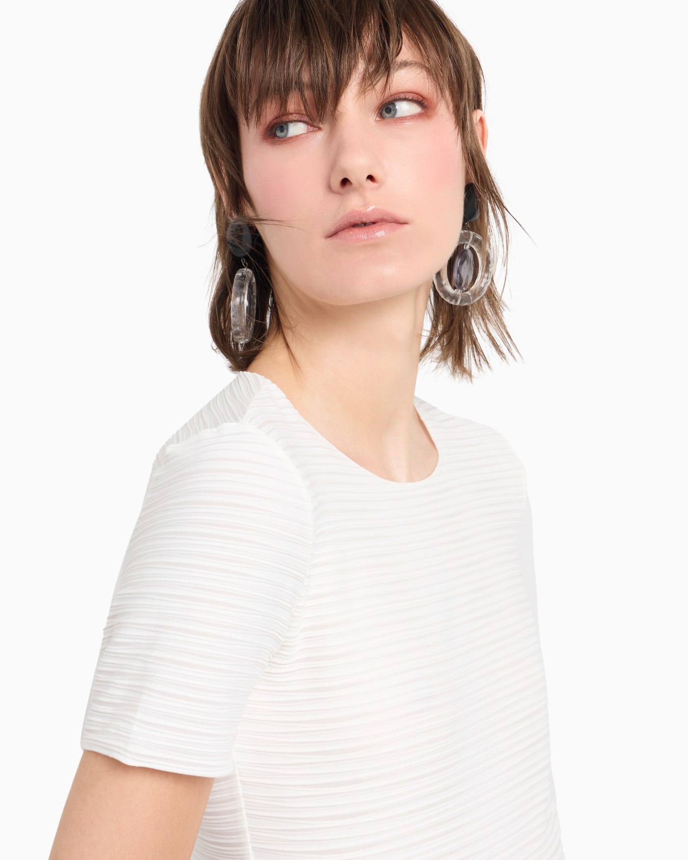 Stretch jersey short-sleeved jumper with an embossed irregular knit Slide 4