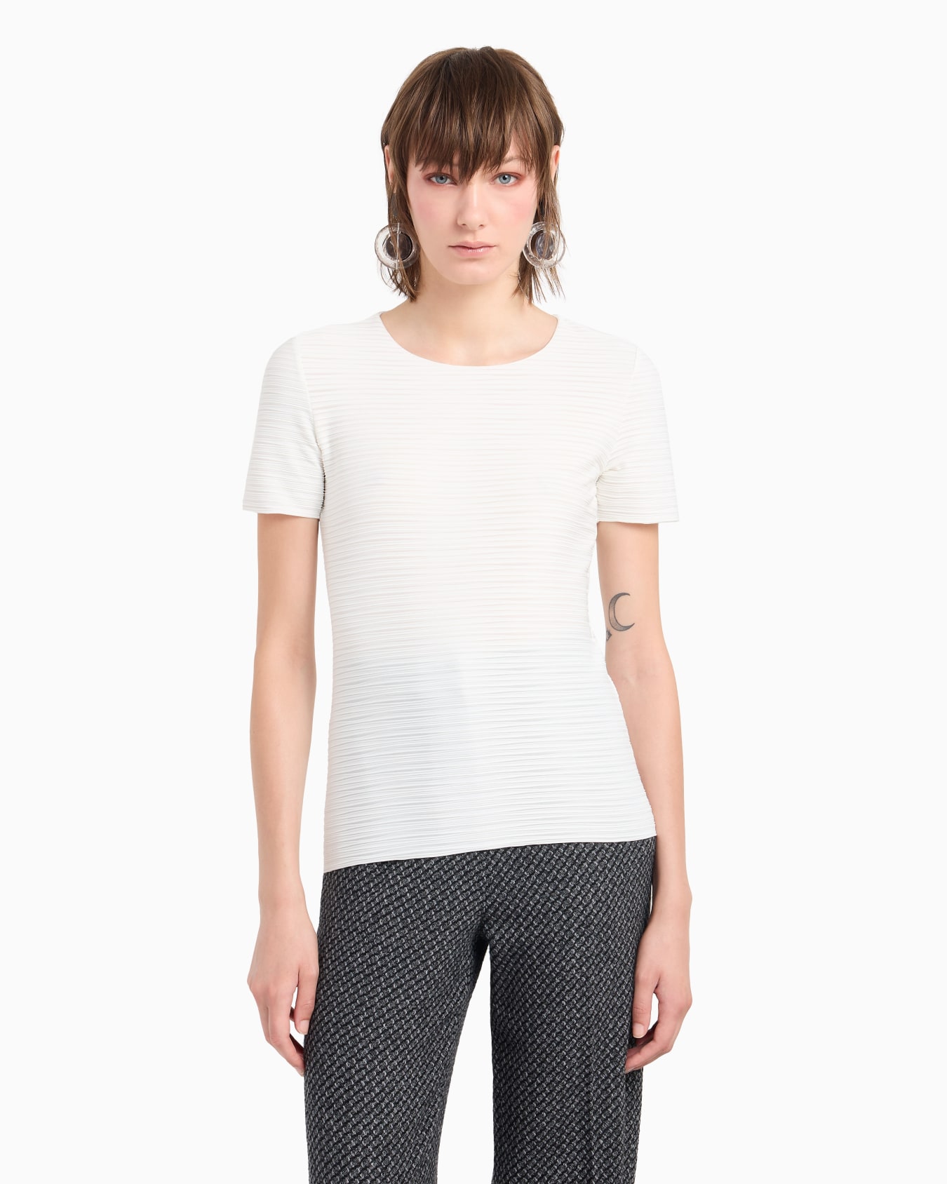 Stretch jersey short-sleeved jumper with an embossed irregular knit Slide 1