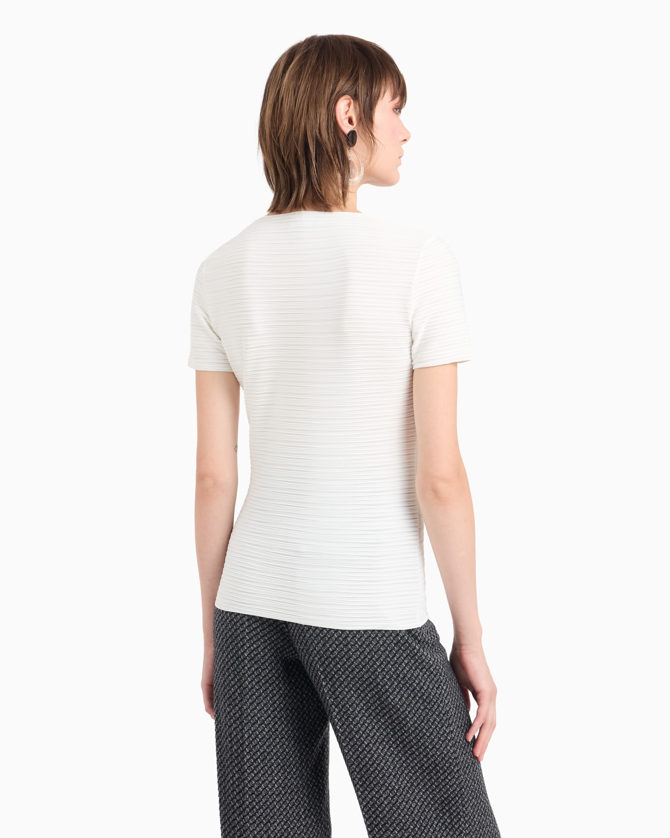 Stretch jersey short-sleeved jumper with an embossed irregular knit Slide 2