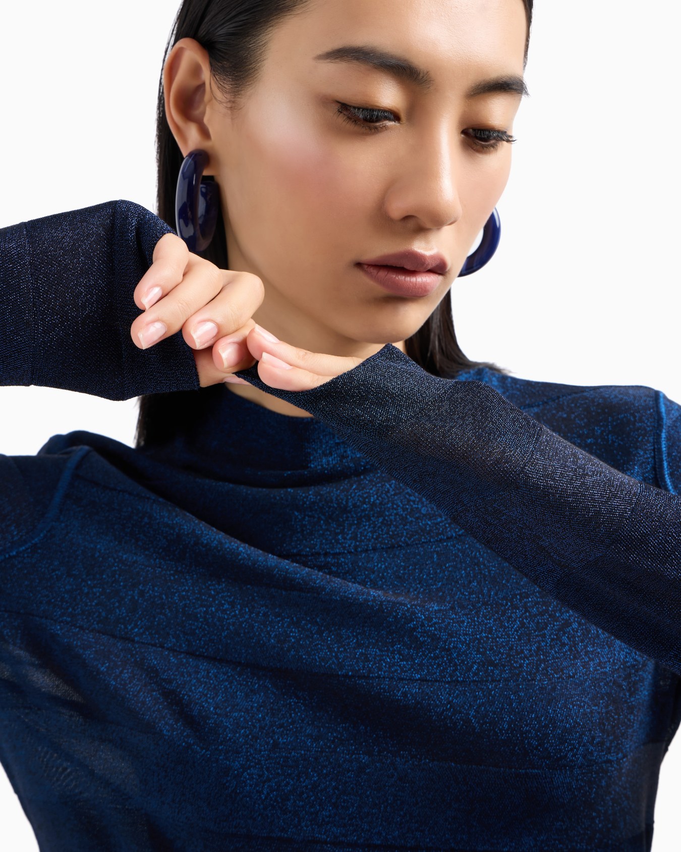 Nahtloser Rollkragenpullover aus Viskose mit Rechts- und Linksverarbeitung, die eine Streifen-Optik erzeugt Folie 4