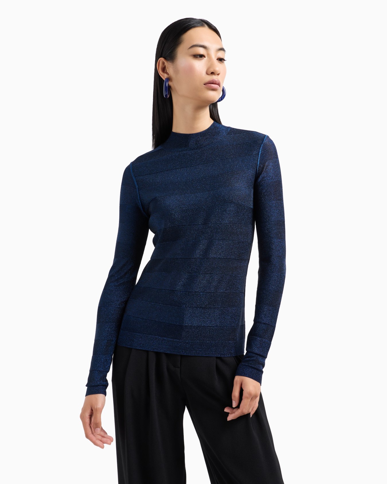 Nahtloser Rollkragenpullover aus Viskose mit Rechts- und Linksverarbeitung, die eine Streifen-Optik erzeugt Folie 1