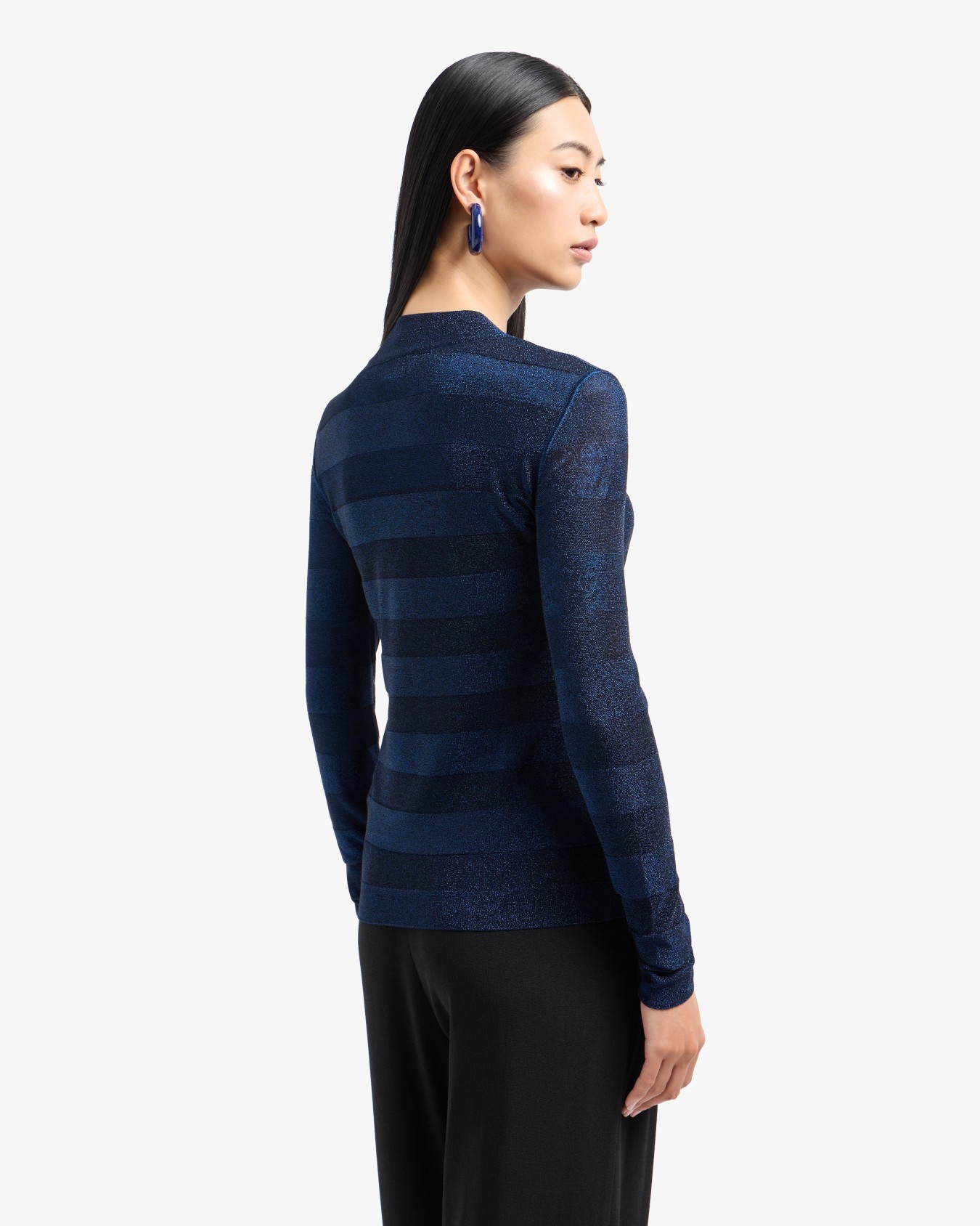 Nahtloser Rollkragenpullover aus Viskose mit Rechts- und Linksverarbeitung, die eine Streifen-Optik erzeugt Folie 2