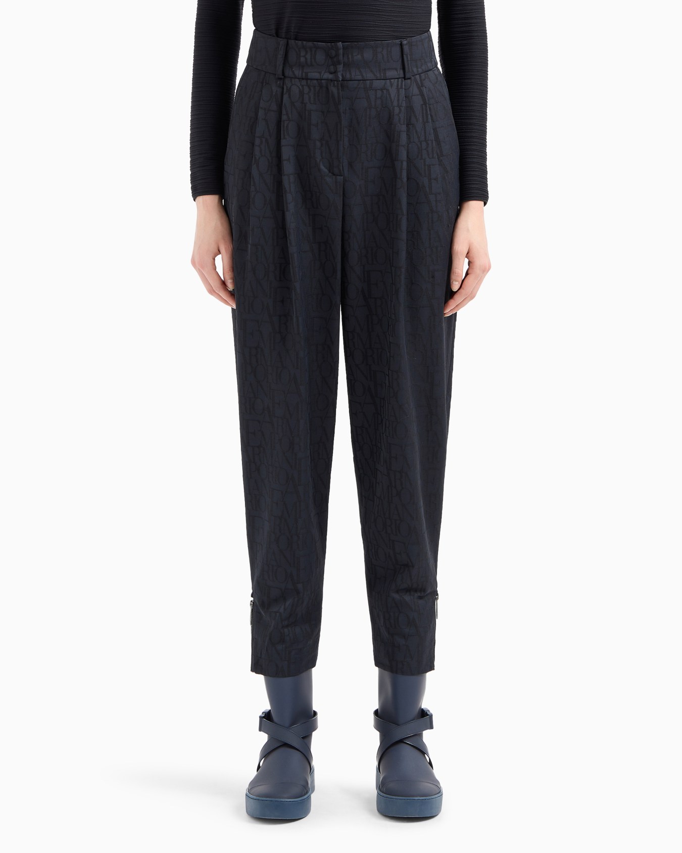 Pantalon à jambe ovale en laine mélangée, avec inscription en jacquard all over Diapositive 2