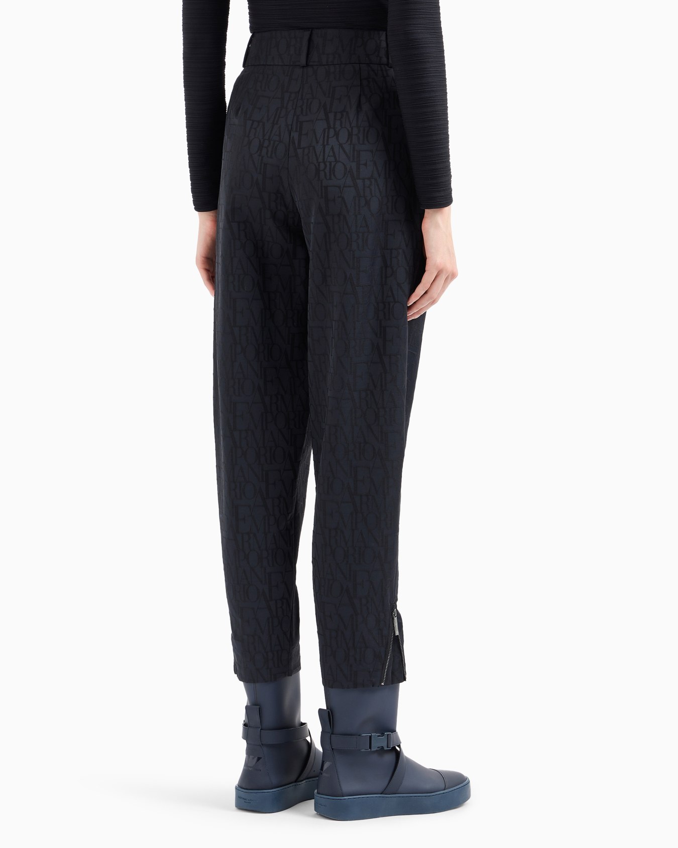 Pantalon à jambe ovale en laine mélangée, avec inscription en jacquard all over Diapositive 3
