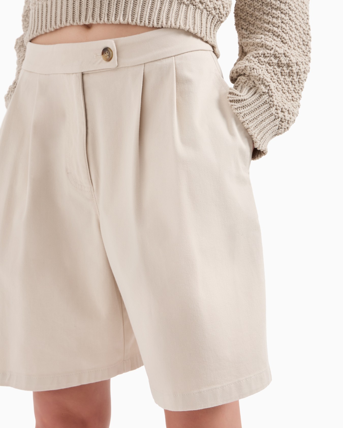Stretch cotton gabardine shorts with pleats Slide 4
