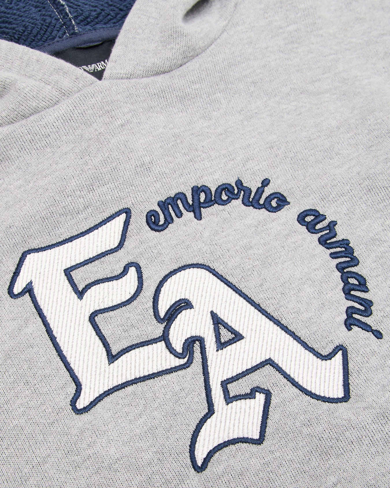 Kleid aus Sweatstoff mit Kapuze und EA-Logo-Stickerei Folie 1