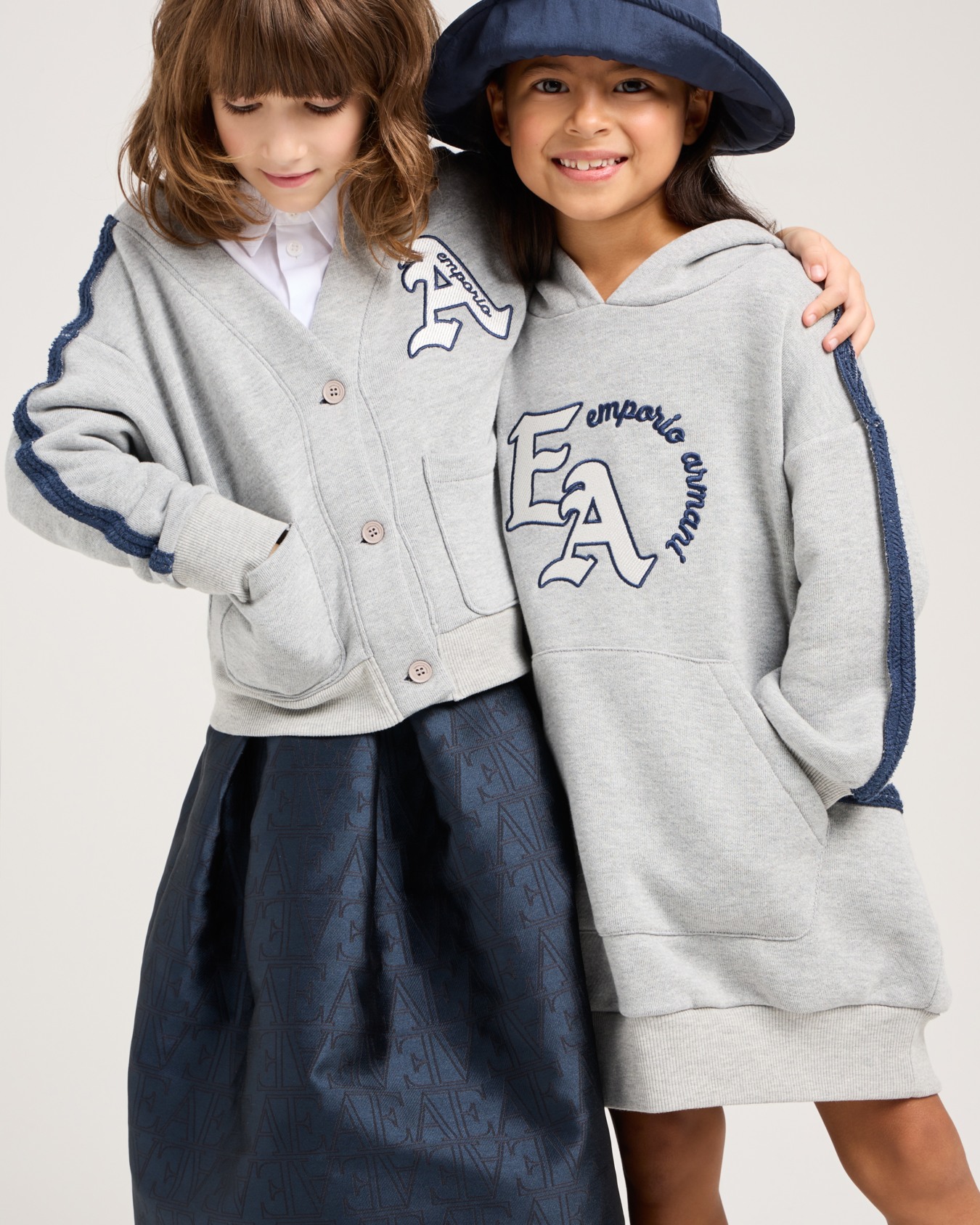 Kleid aus Sweatstoff mit Kapuze und EA-Logo-Stickerei Folie 3