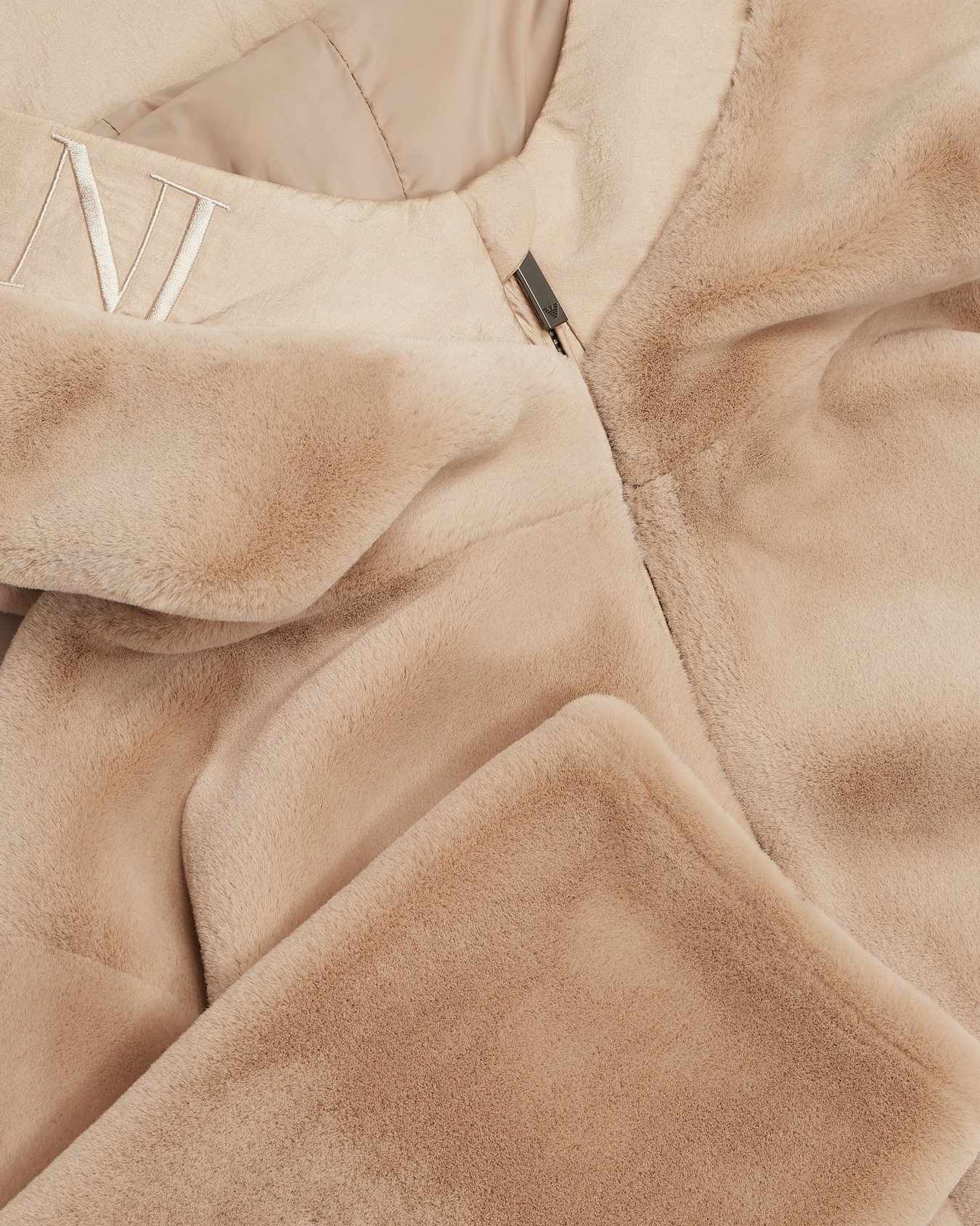 Blouson effet fourrure avec capuche et fermeture zippée Diapositive 1