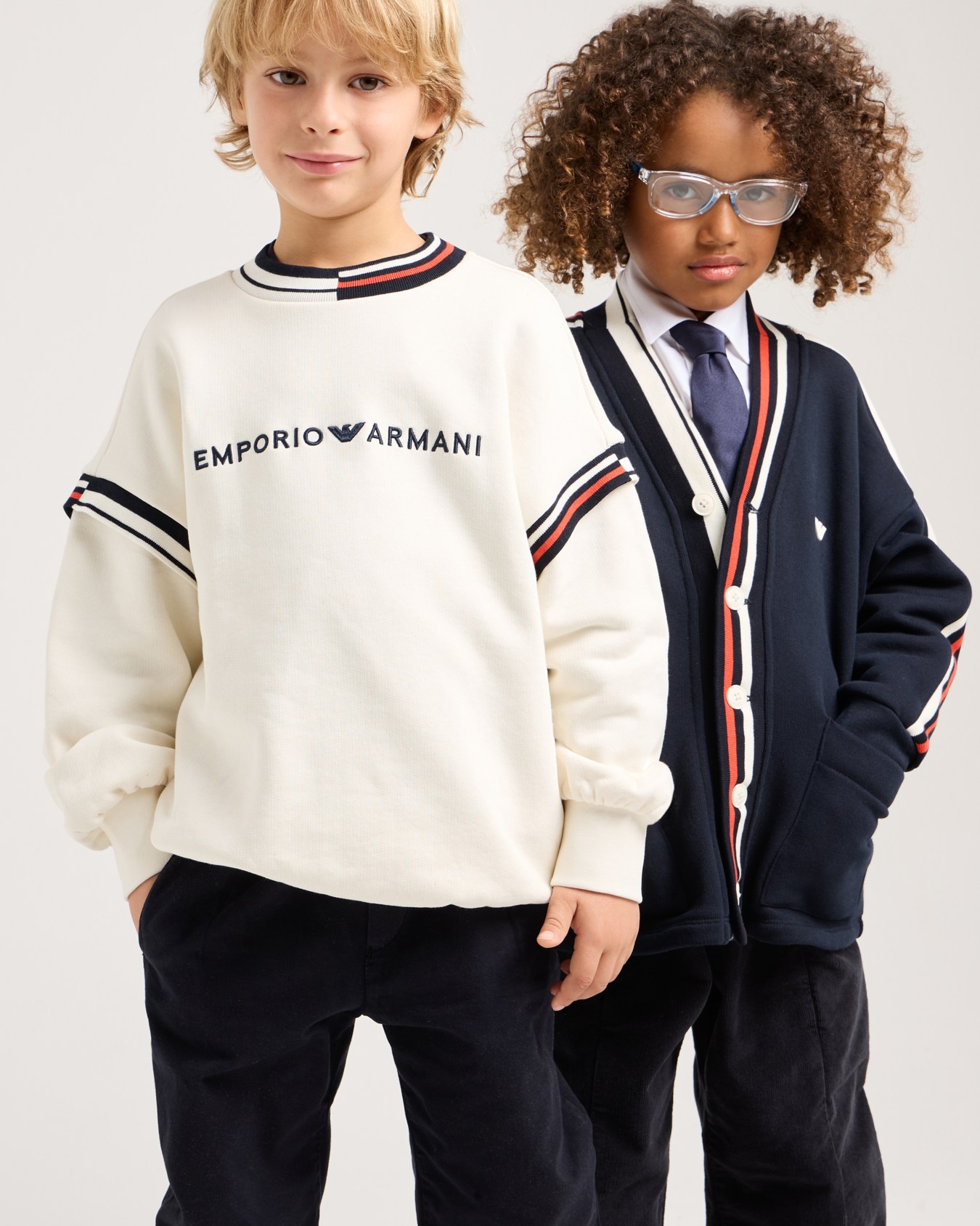 Sweat-shirt surdimensionné en tissu molletonné avec logo et détails contrastés Diapositive 3