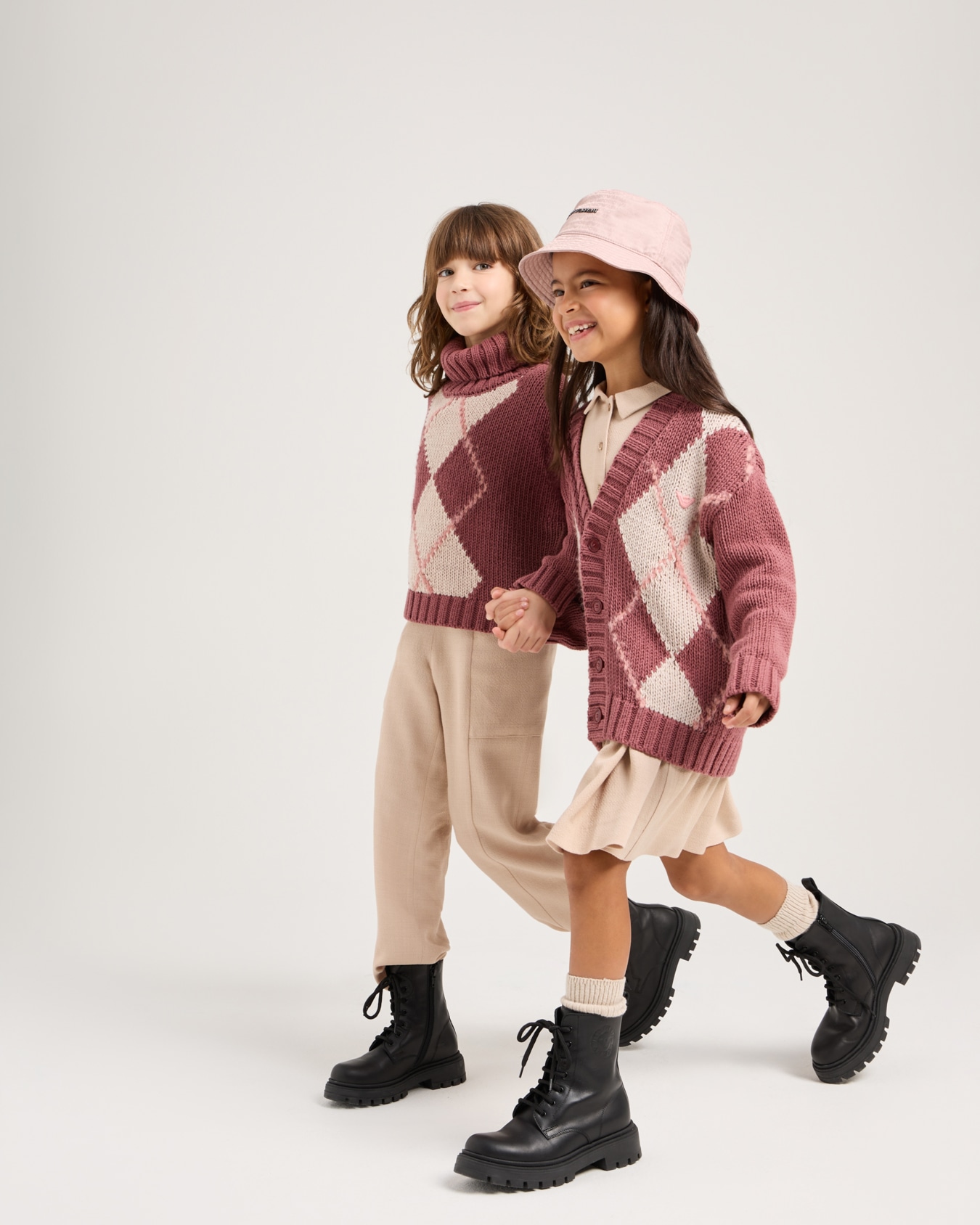 Strickjacke mit V-Ausschnitt und Maxi-Rautenmuster Folie 6