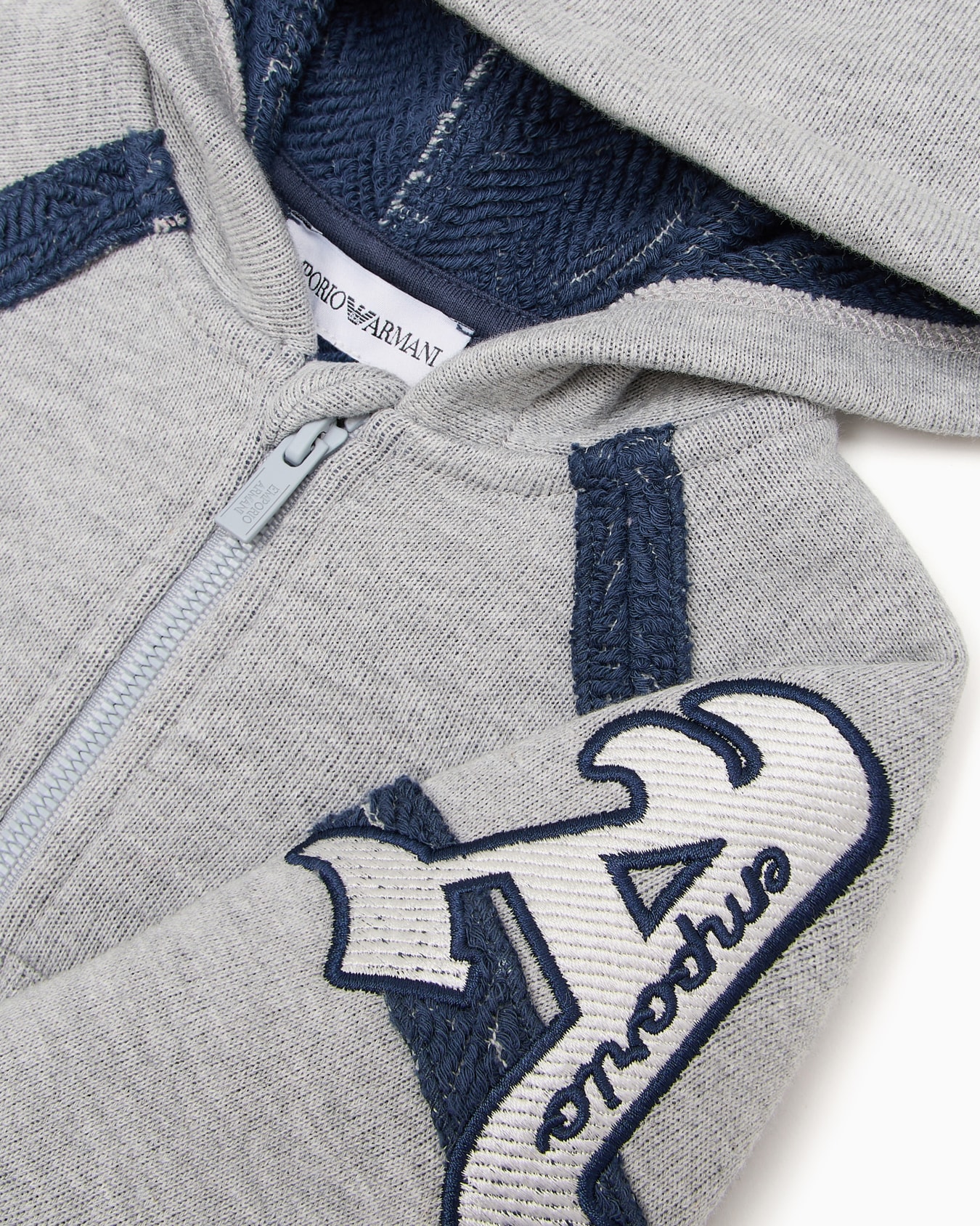 Sweatshirt aus Jersey mit Kapuze, Reißverschluss, Umrandungen und Maxi-Patch Folie 1