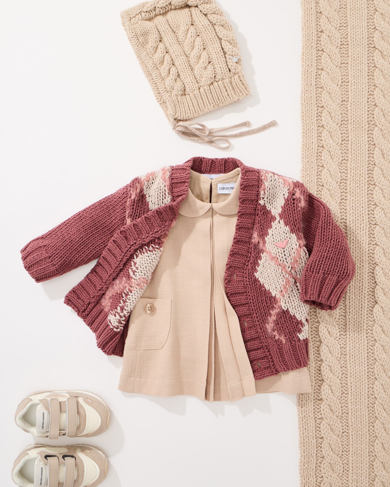 V-neck cardigan with oversized diamond motif Slide 3