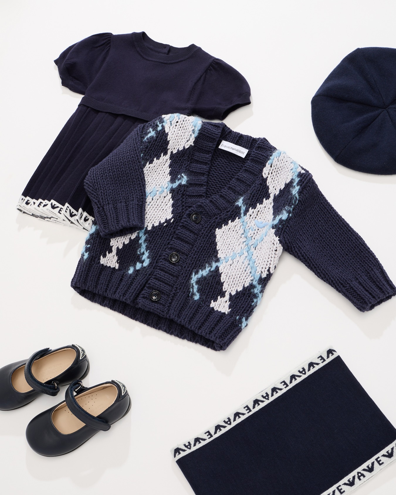 V-neck cardigan with oversized diamond motif Slide 3