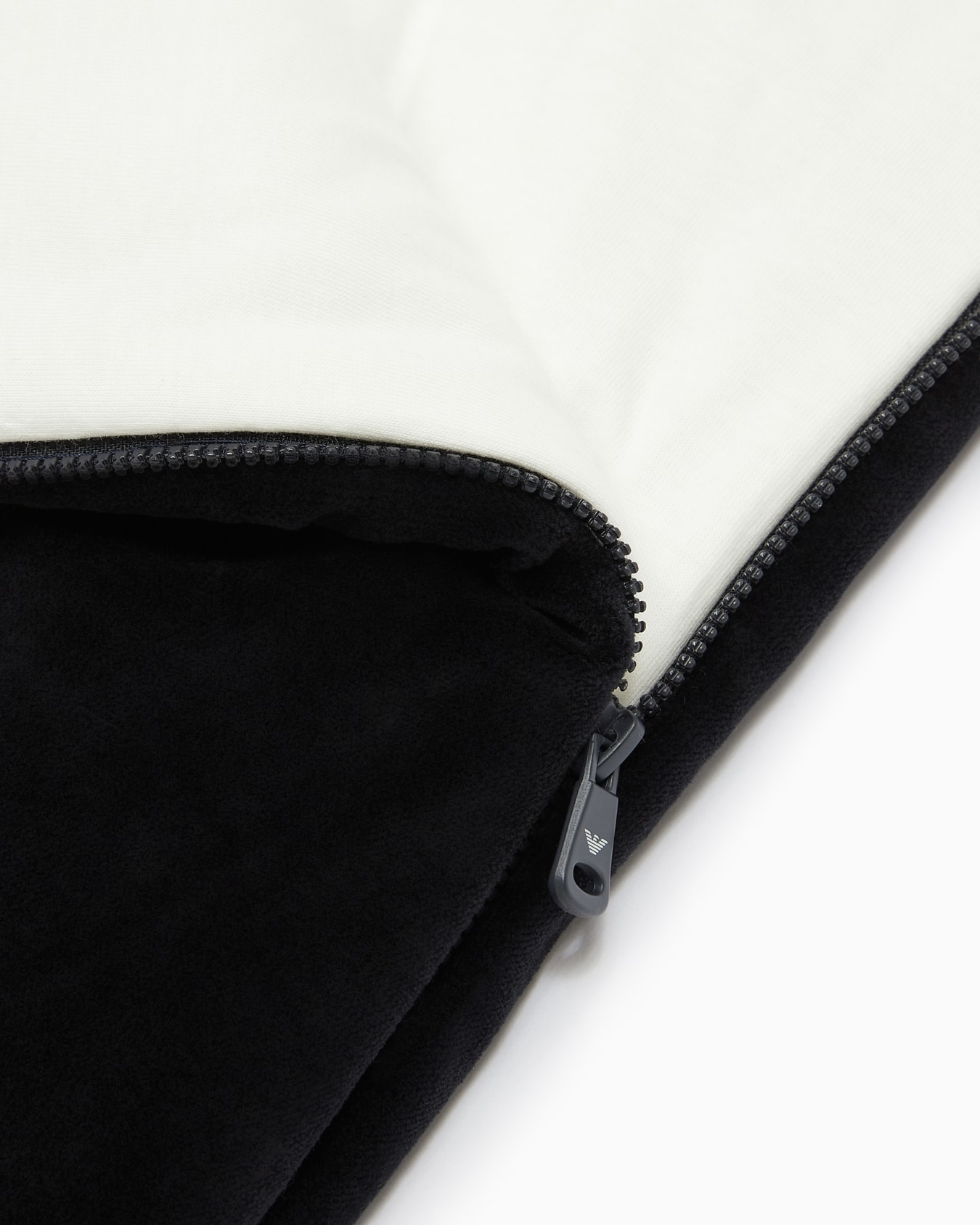 Chenille sleeping bag with logo trim Slide 3