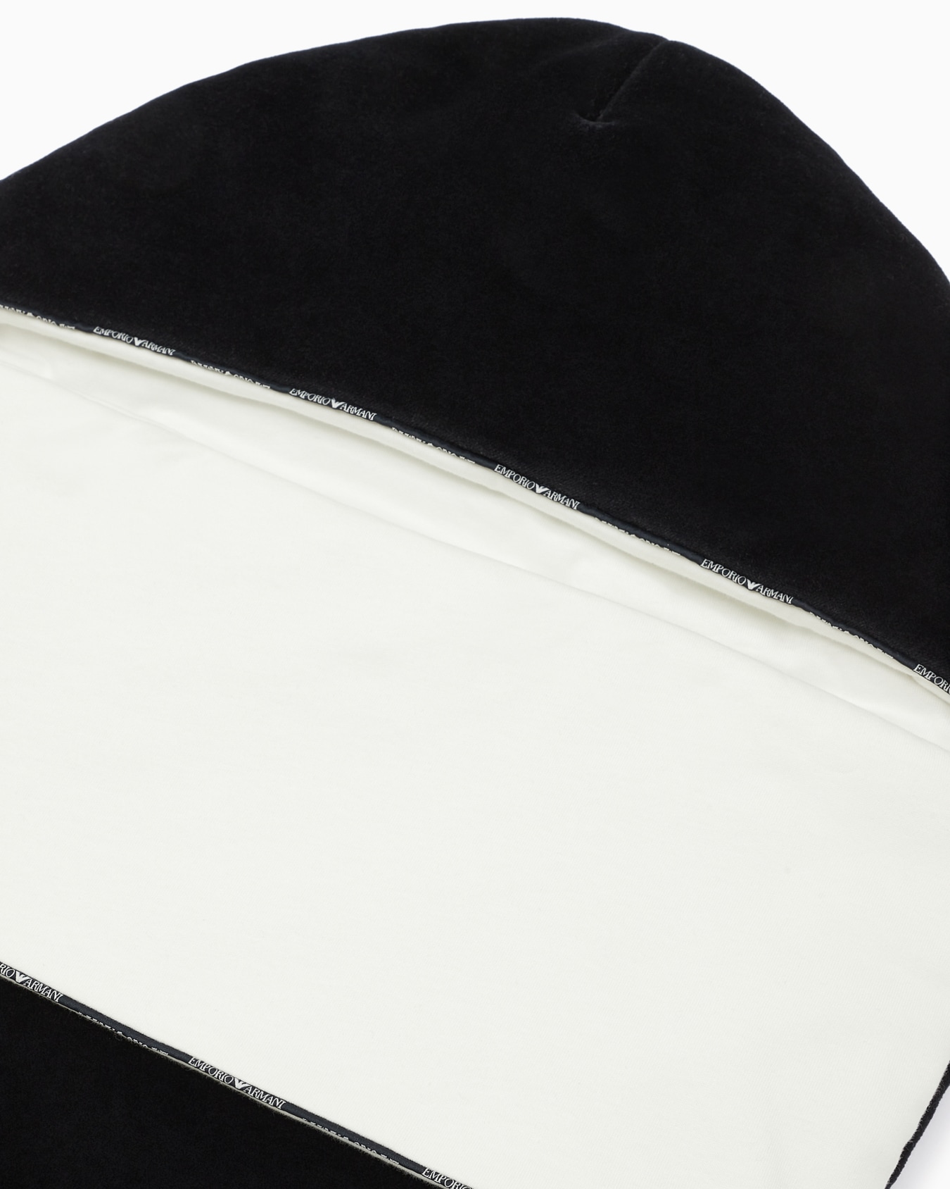 Chenille sleeping bag with logo trim Slide 1