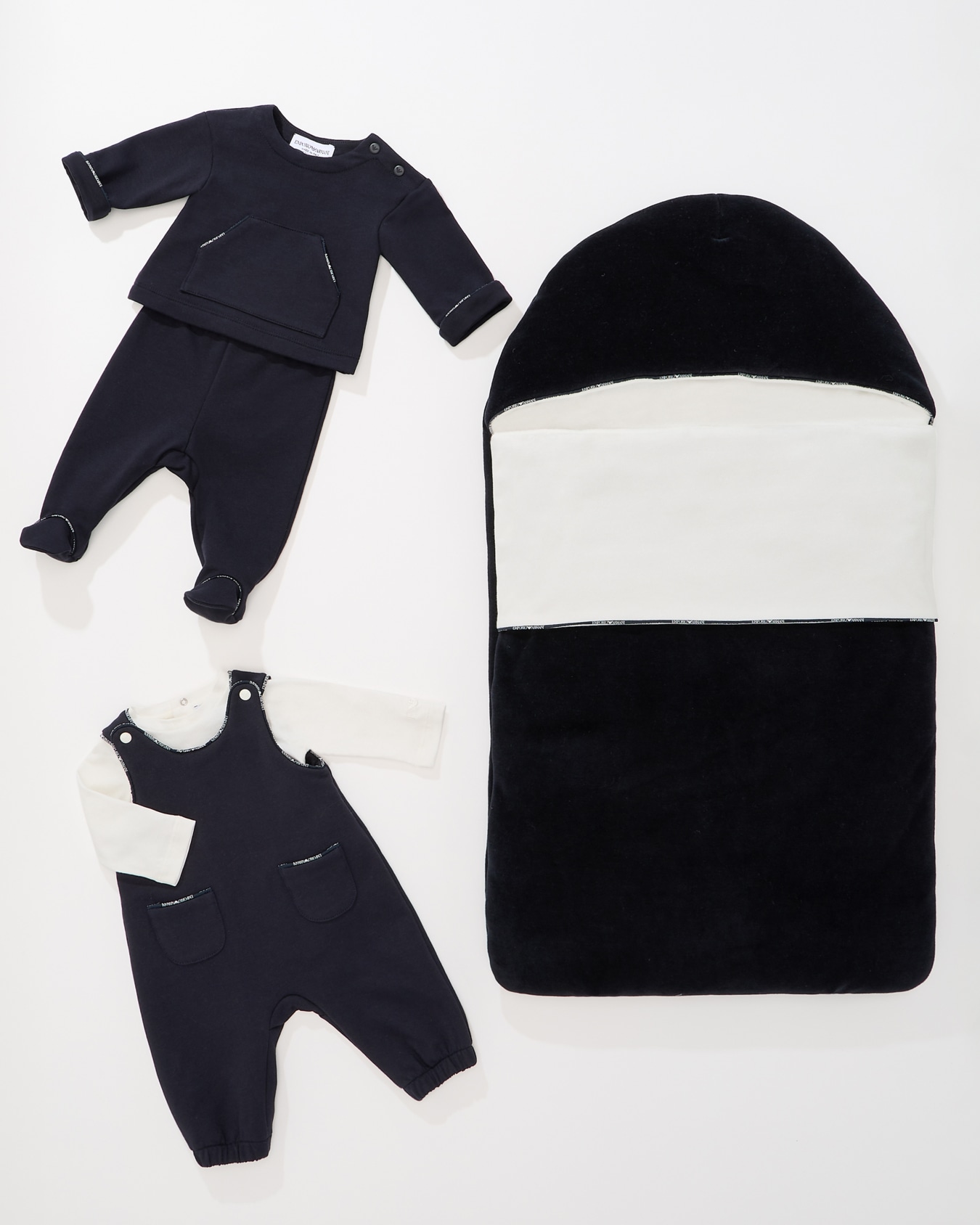 Chenille sleeping bag with logo trim Slide 4