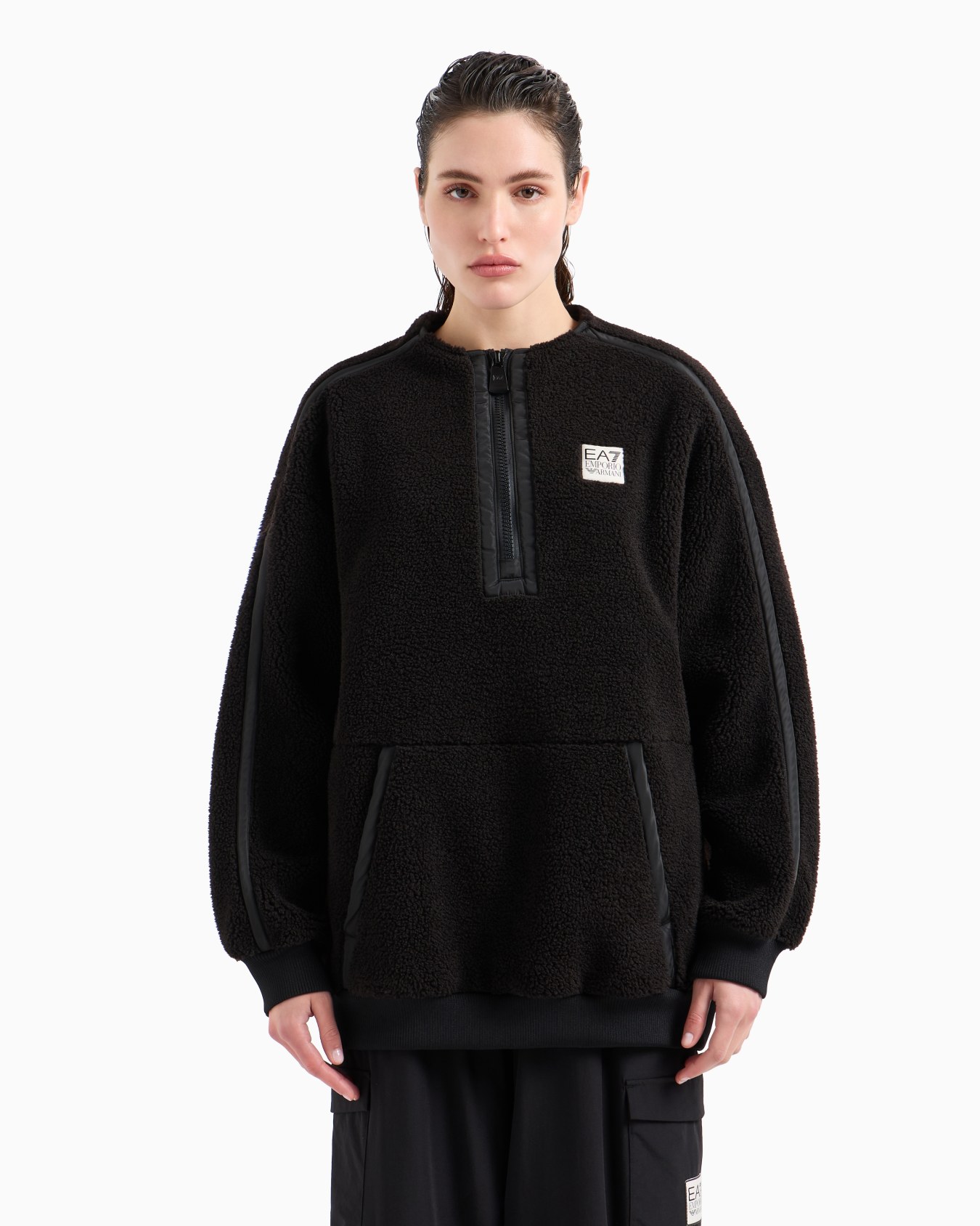 Sweat-shirt ras-du-cou Contemporary Sport à col ras du cou en tissu effet peluche Diapositive 1