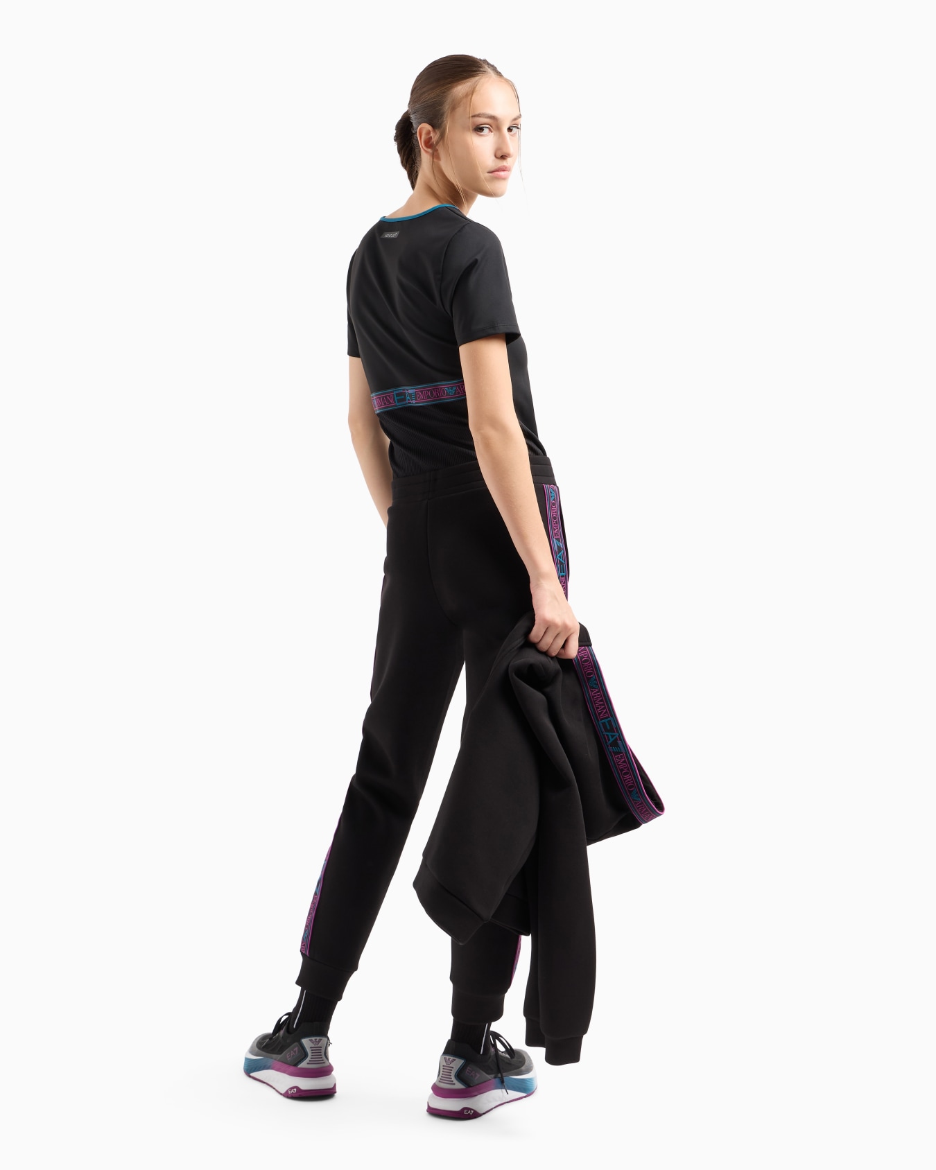 T-shirt à encolure en V Dynamic Athlete en tissu technique VENTUS7 Diapositive 3