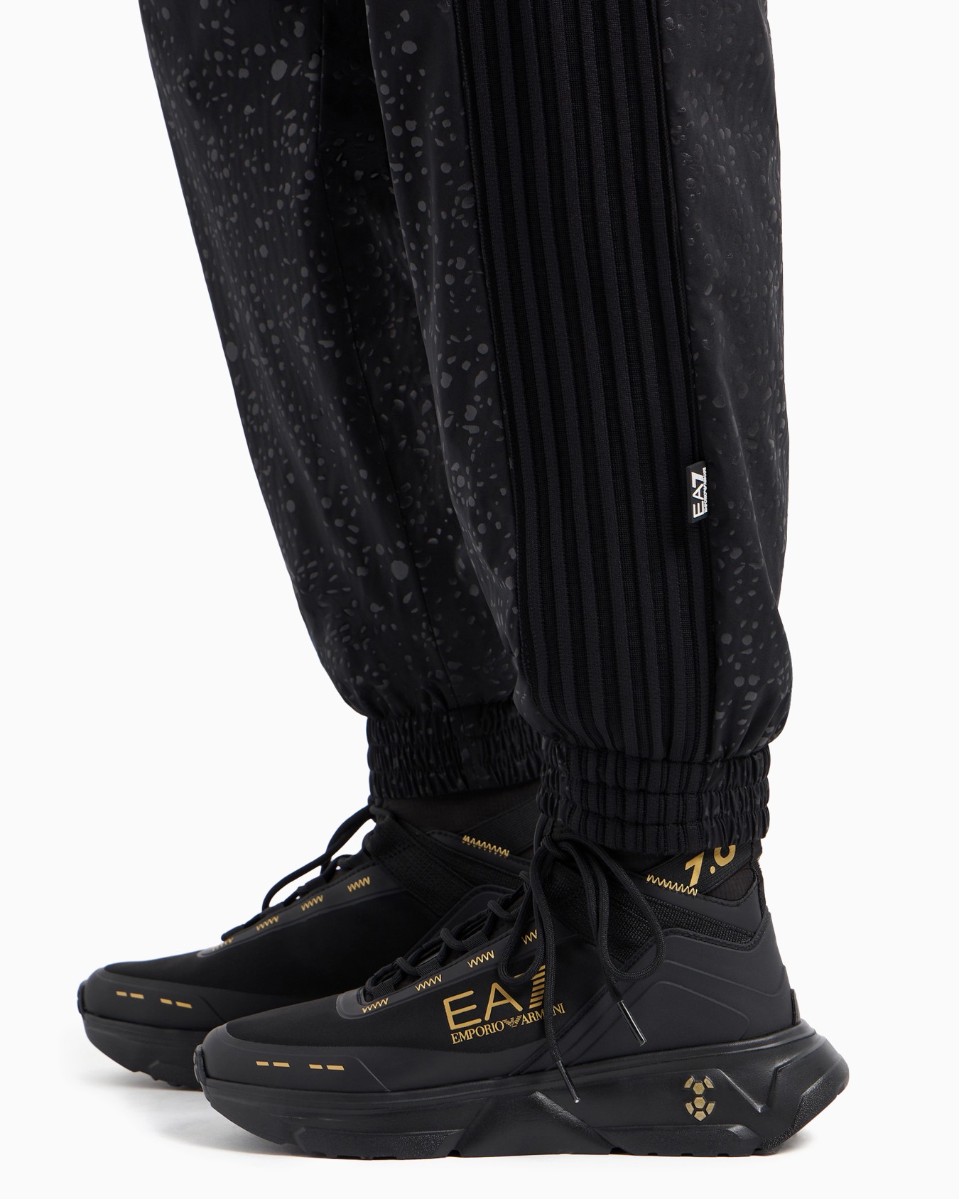7.0 joggers in printed technical fabric Slide 4