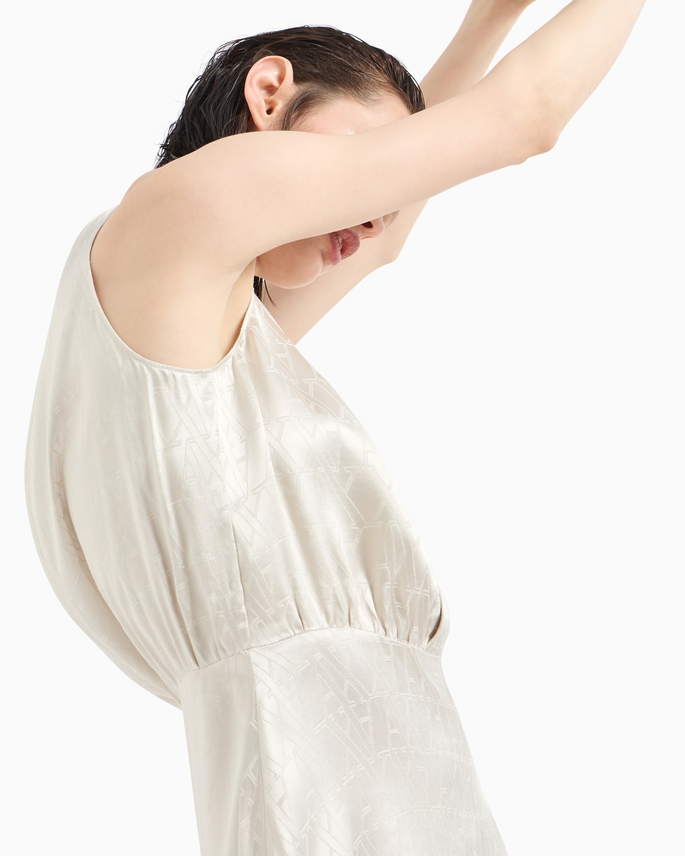 Robe en satin avec logo ASV ton sur ton all-over Diapositive 4