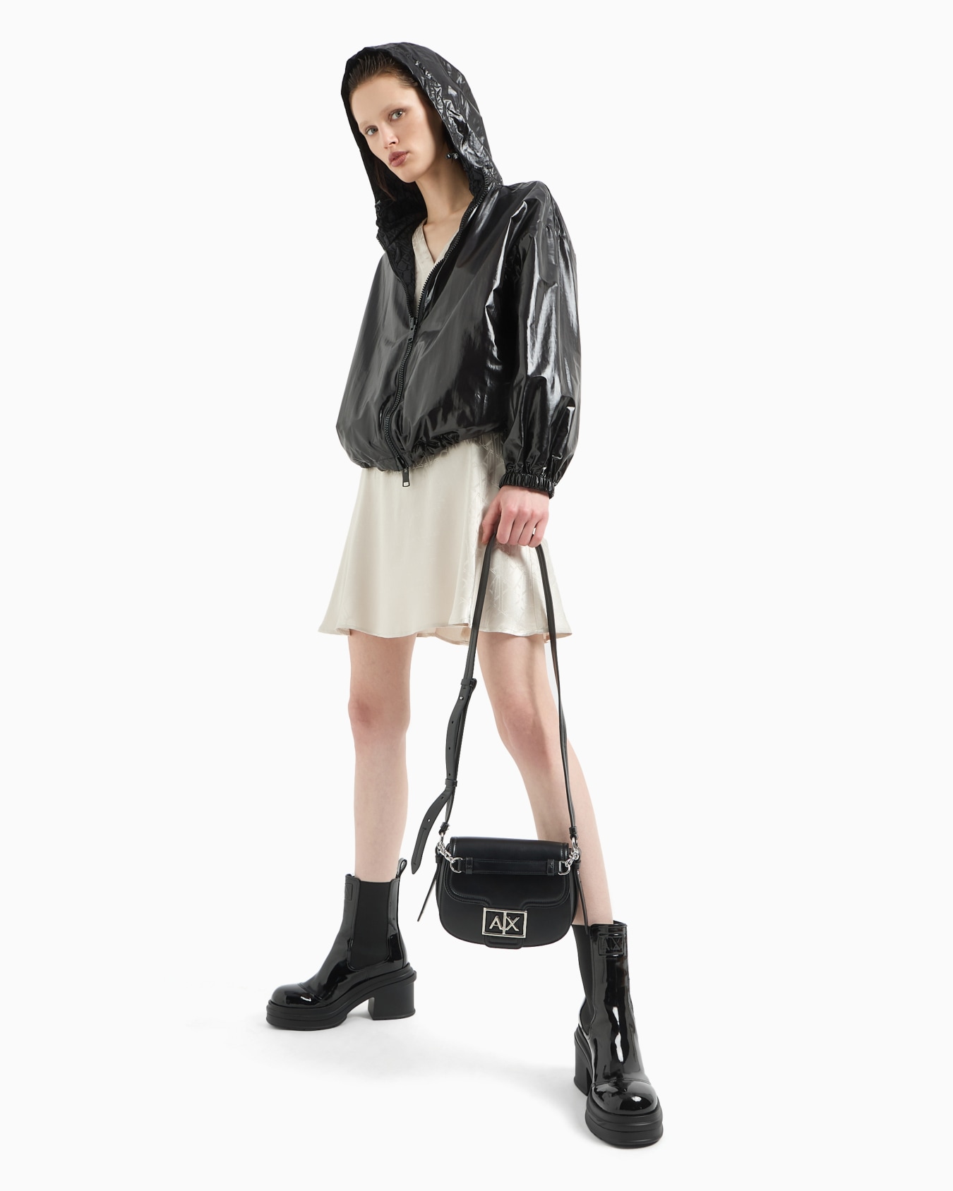 Robe en satin avec logo ASV ton sur ton all-over Diapositive 3