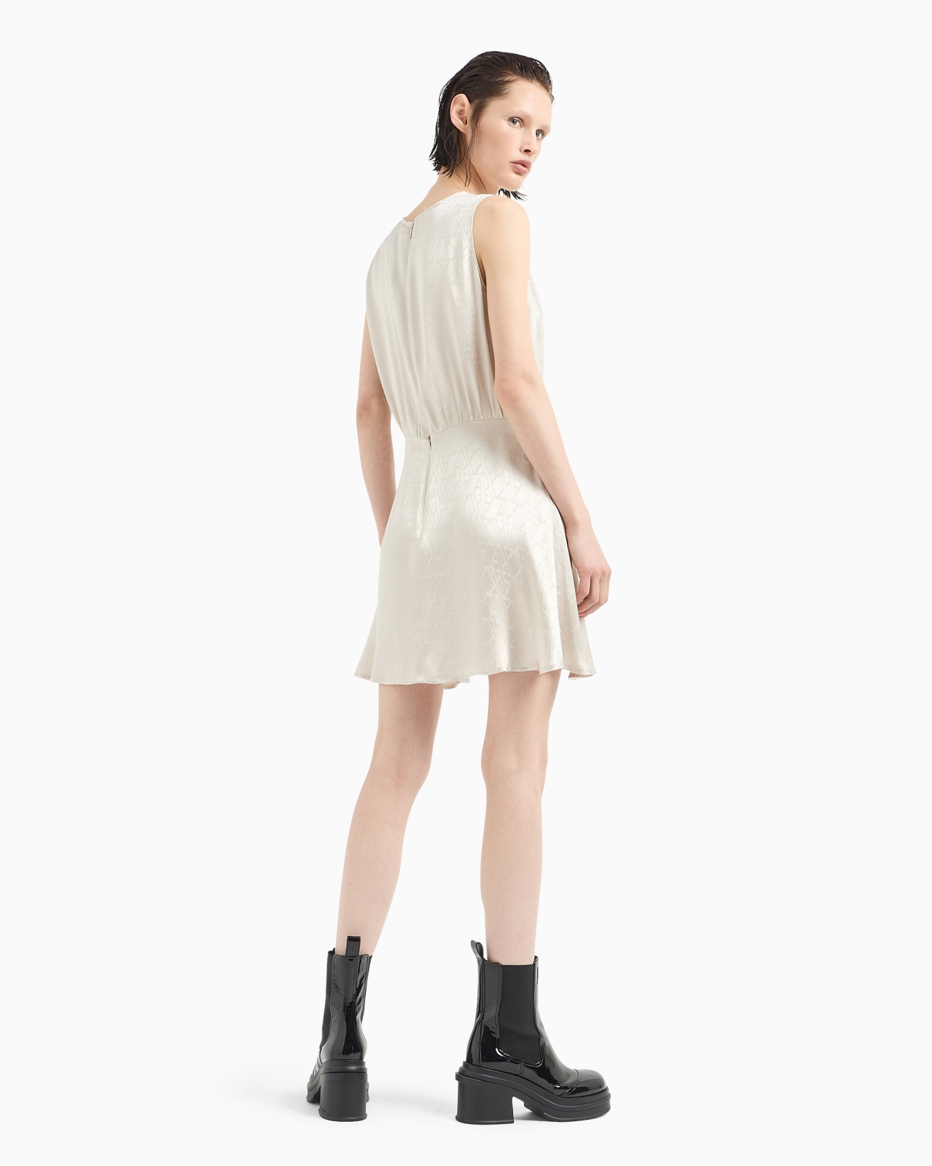 Robe en satin avec logo ASV ton sur ton all-over Diapositive 2