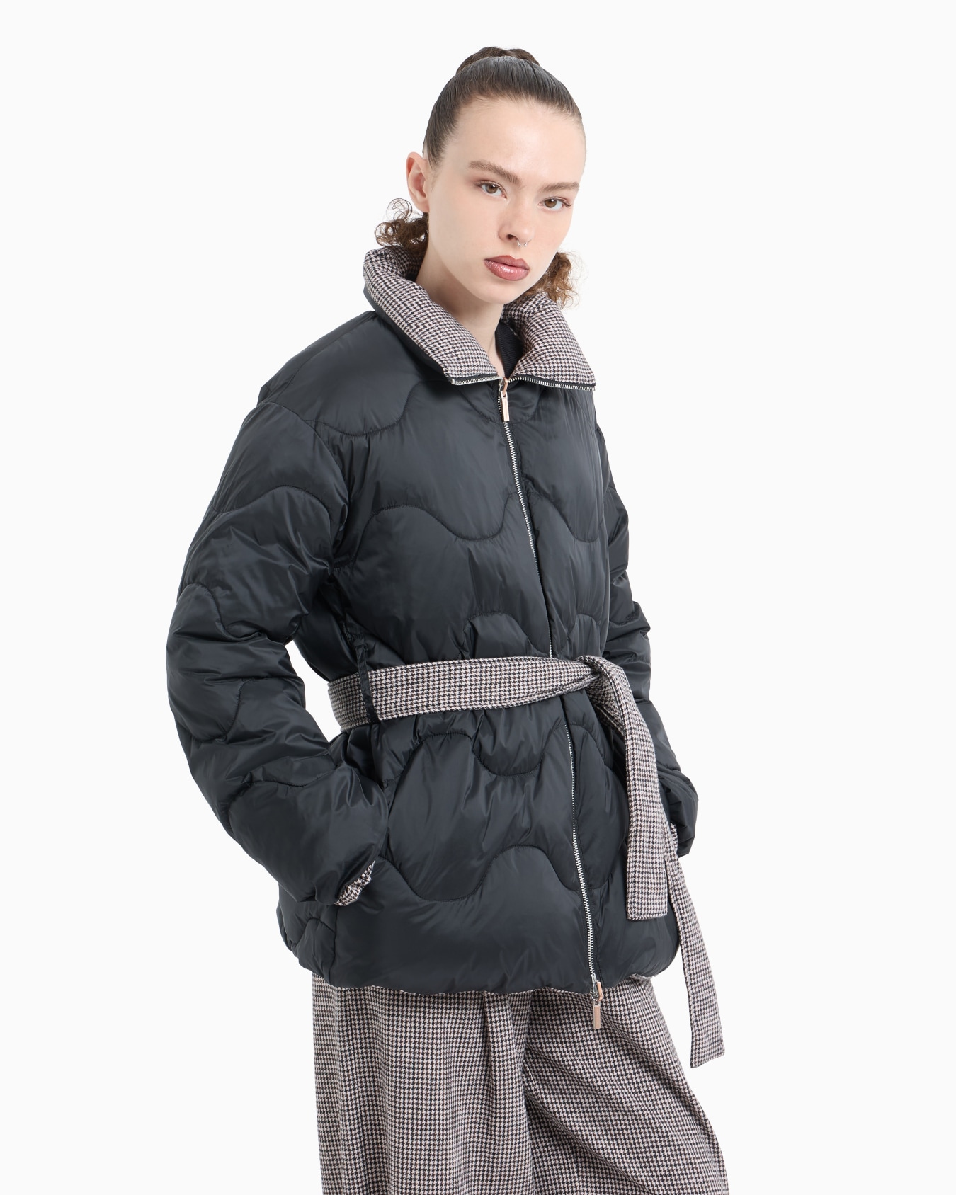 Chaqueta con cremallera completa de doble cara y cinturón. Diapositiva 4