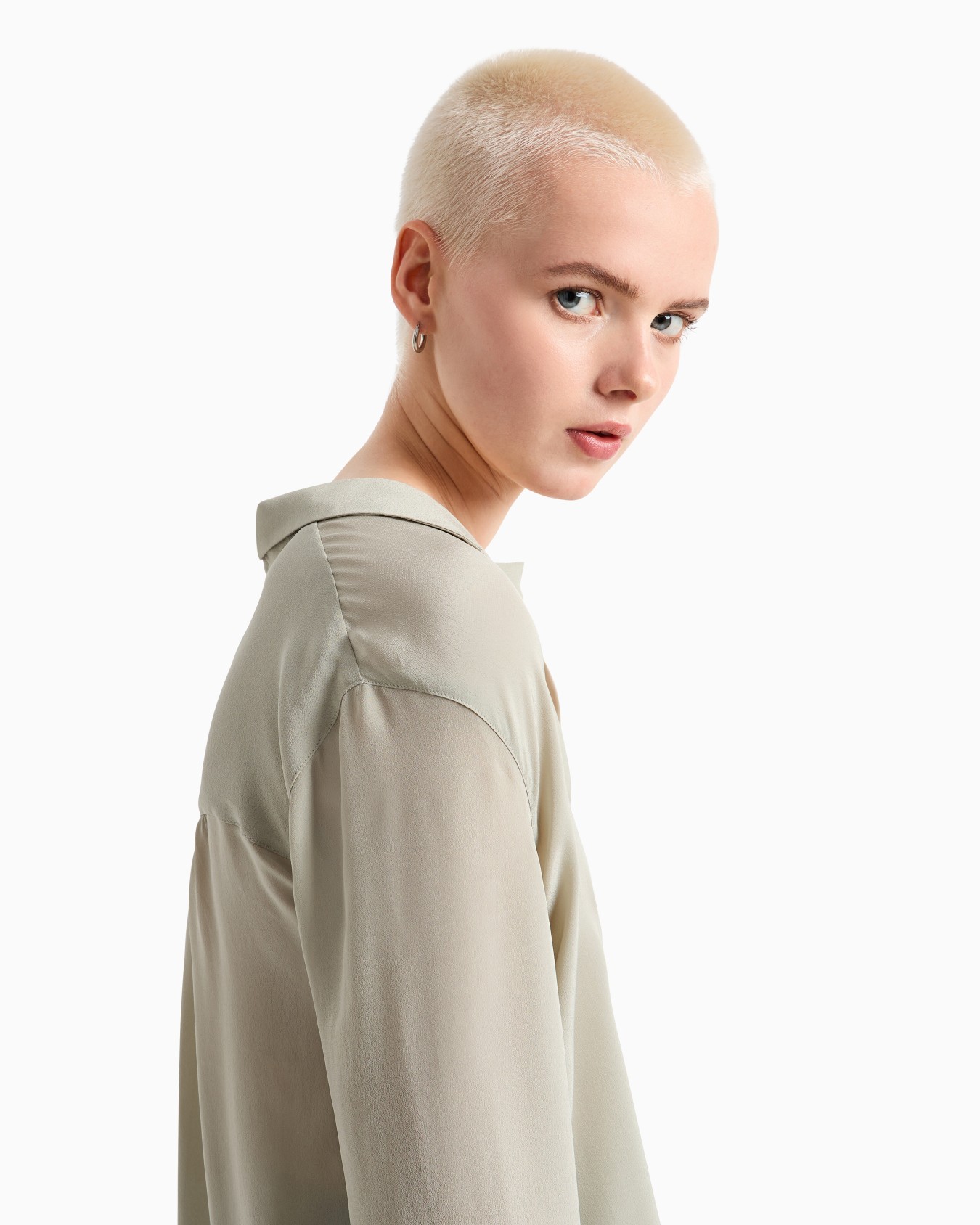 Crepe blouse with pleats on the back Slide 4