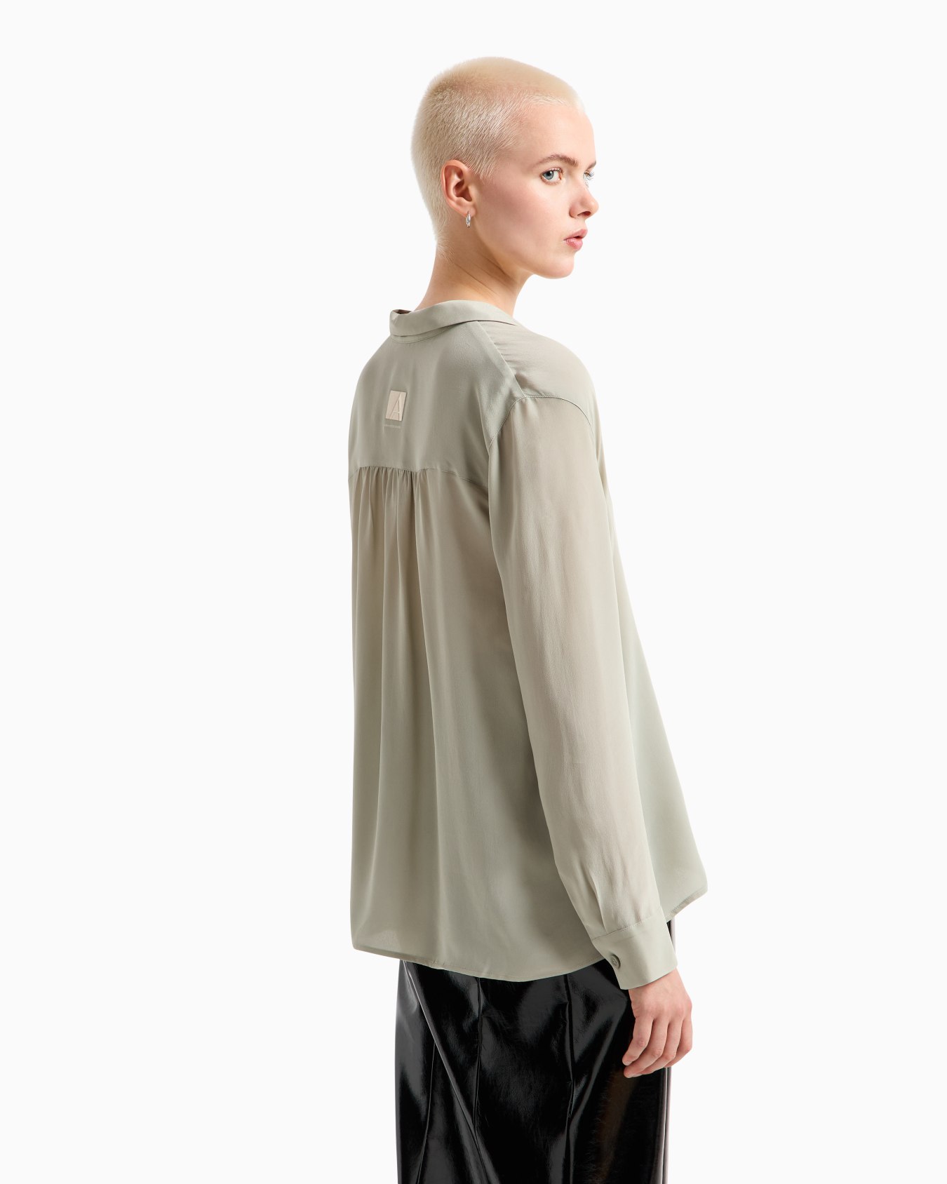 Crepe blouse with pleats on the back Slide 2