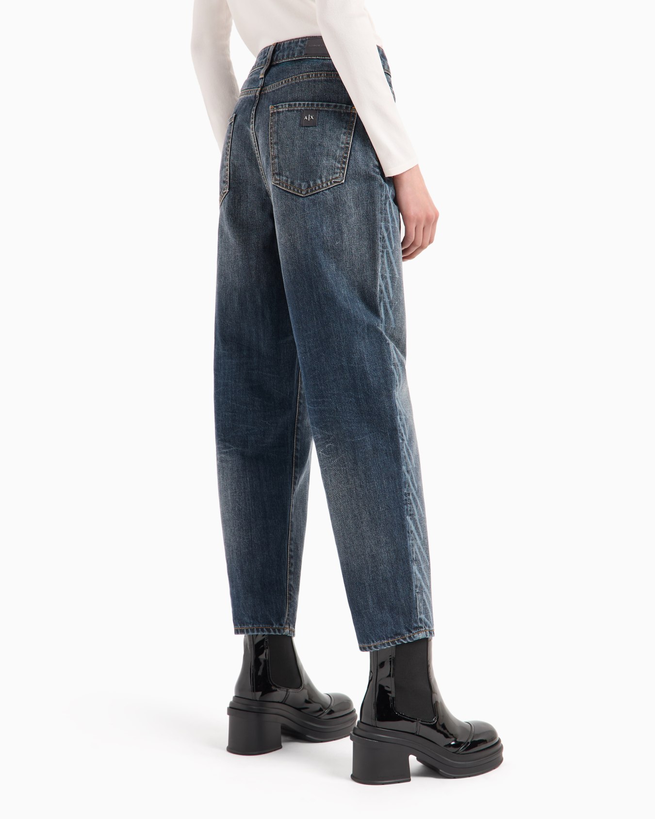 Vaqueros carrot fit J51 en denim rígido con monograma bordado Diapositiva 2