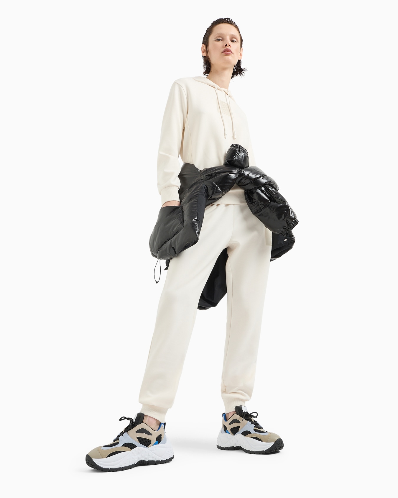 Sudadera con capucha y parche de monograma tono sobre tono Diapositiva 3